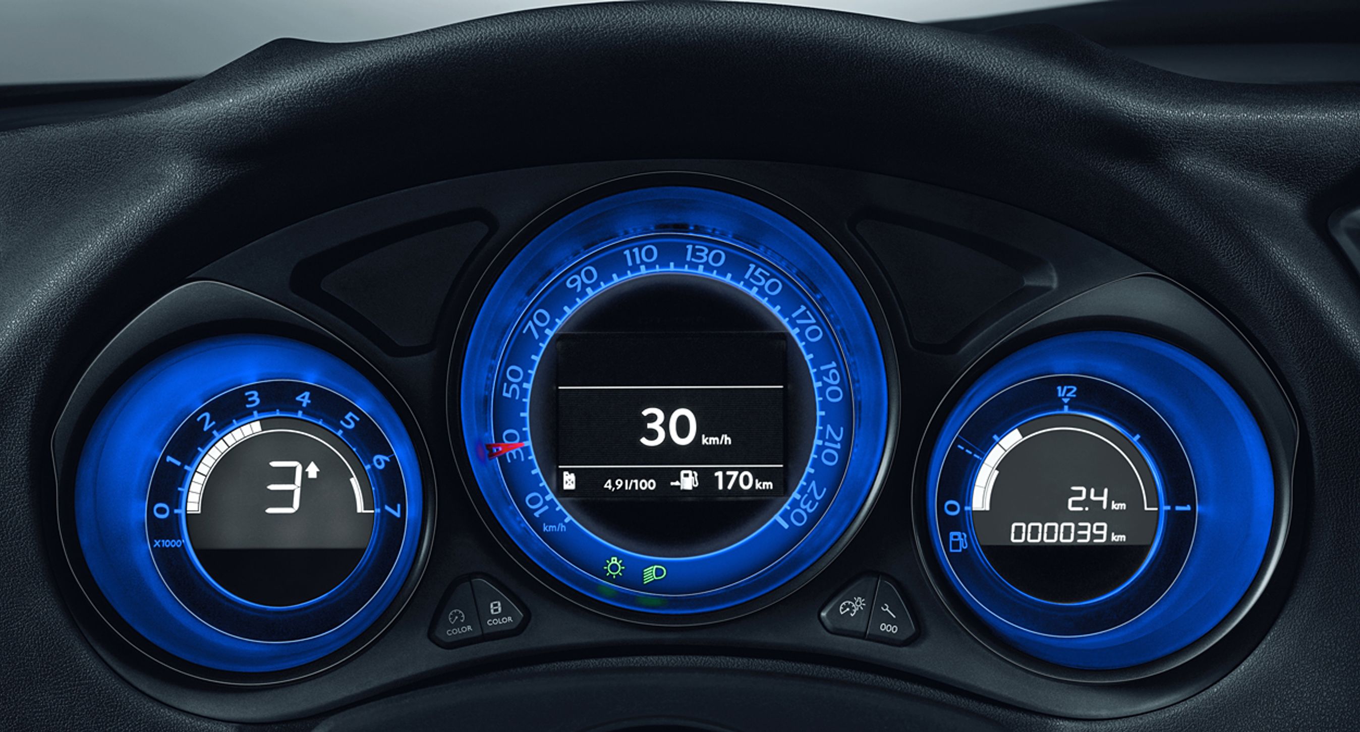 Det store speedometer i midten kan vise mange ekstraoplysninger i midt i  og i det højere udstyrsvarianter kan man selv fælge mellem fire farvenuancer.