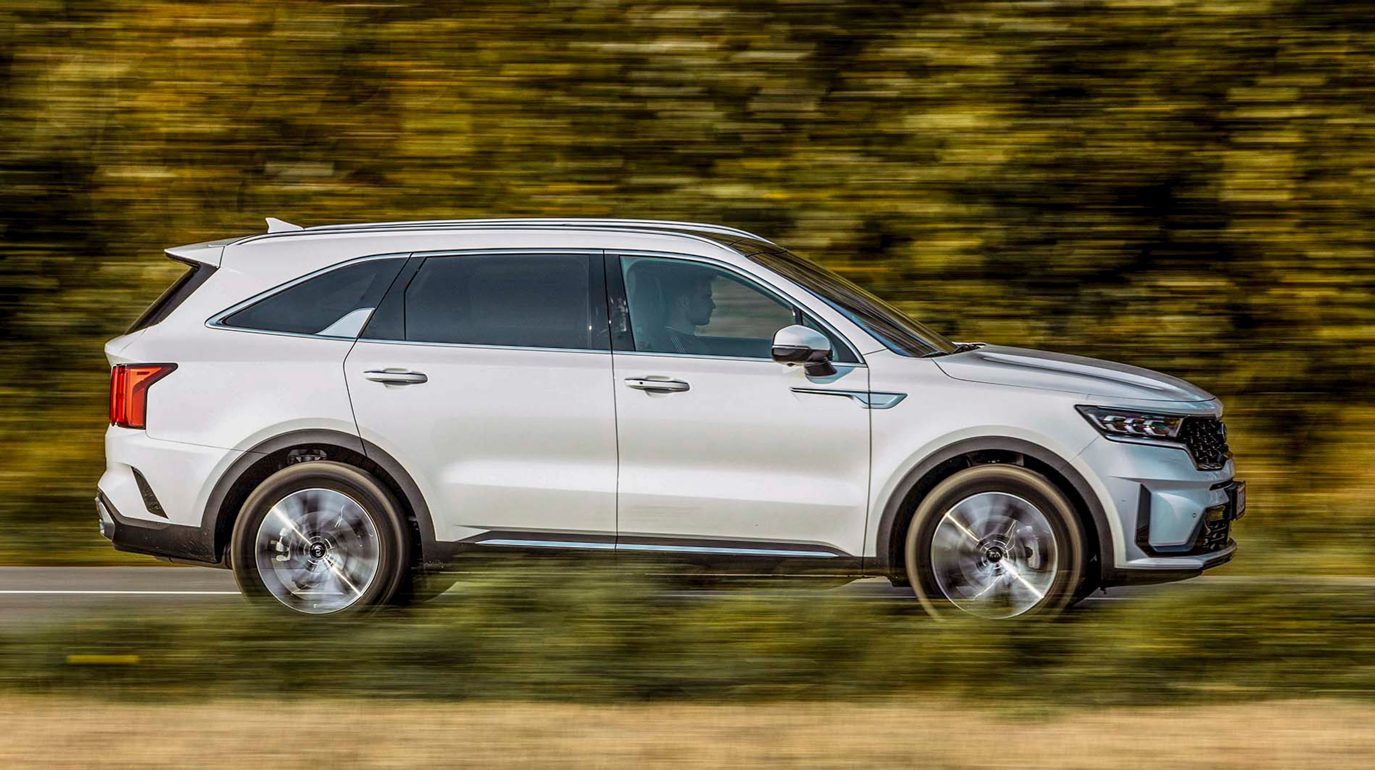 Akselafstanden er med sine 281,5 cm ret stor, og sikrer kabineplads til hele tre sæderækker, og dermed plads til syv personer.