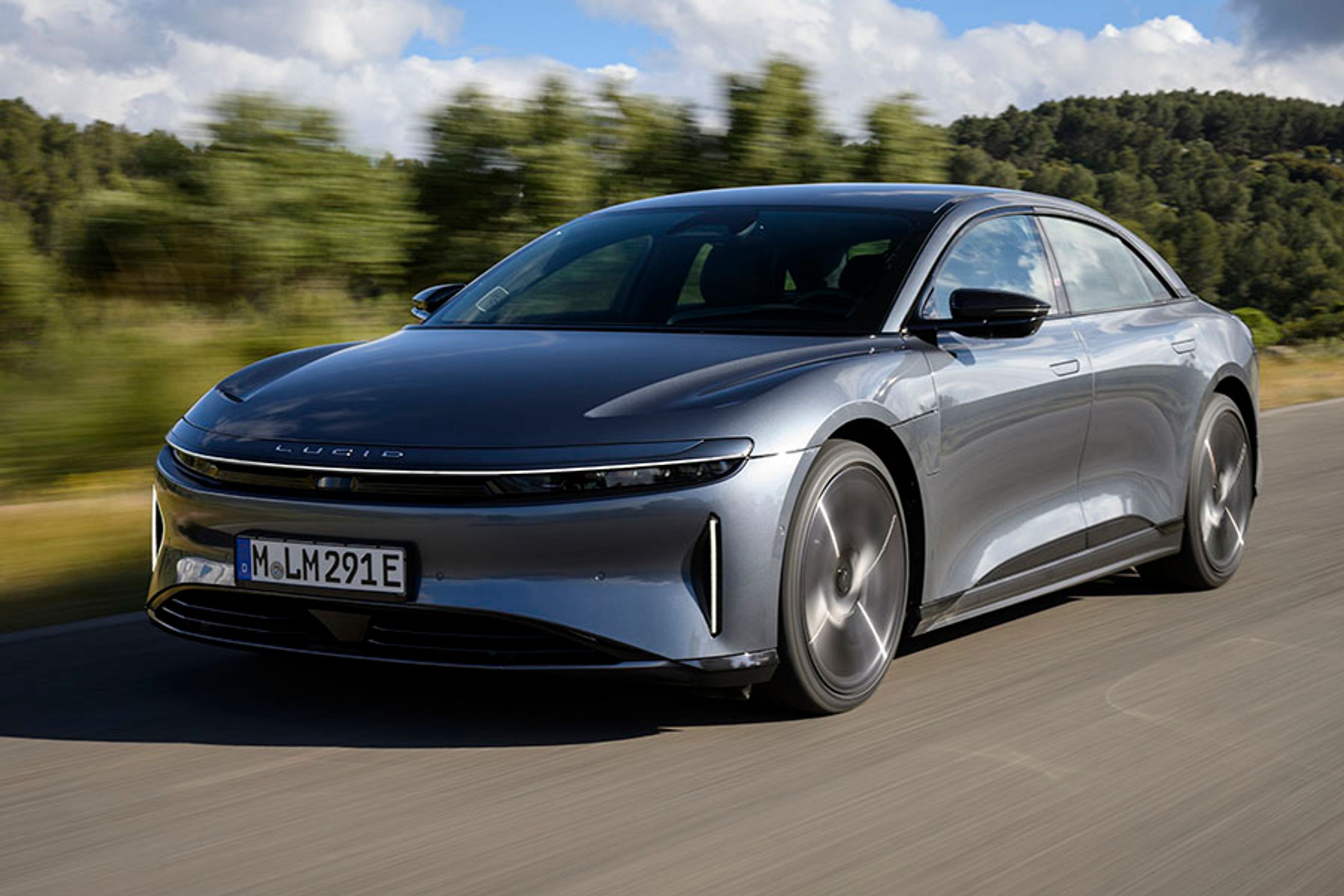 Lucid Air er en kæmpe elbil på næsten fem meters længde. Den byder på masser af plads i kabinen til fem personer, og har et kæmpe bagagerum bagtil og en stor frunk fortil. Den fås i udgaver med baghjulstræk eller firehjulstræk.