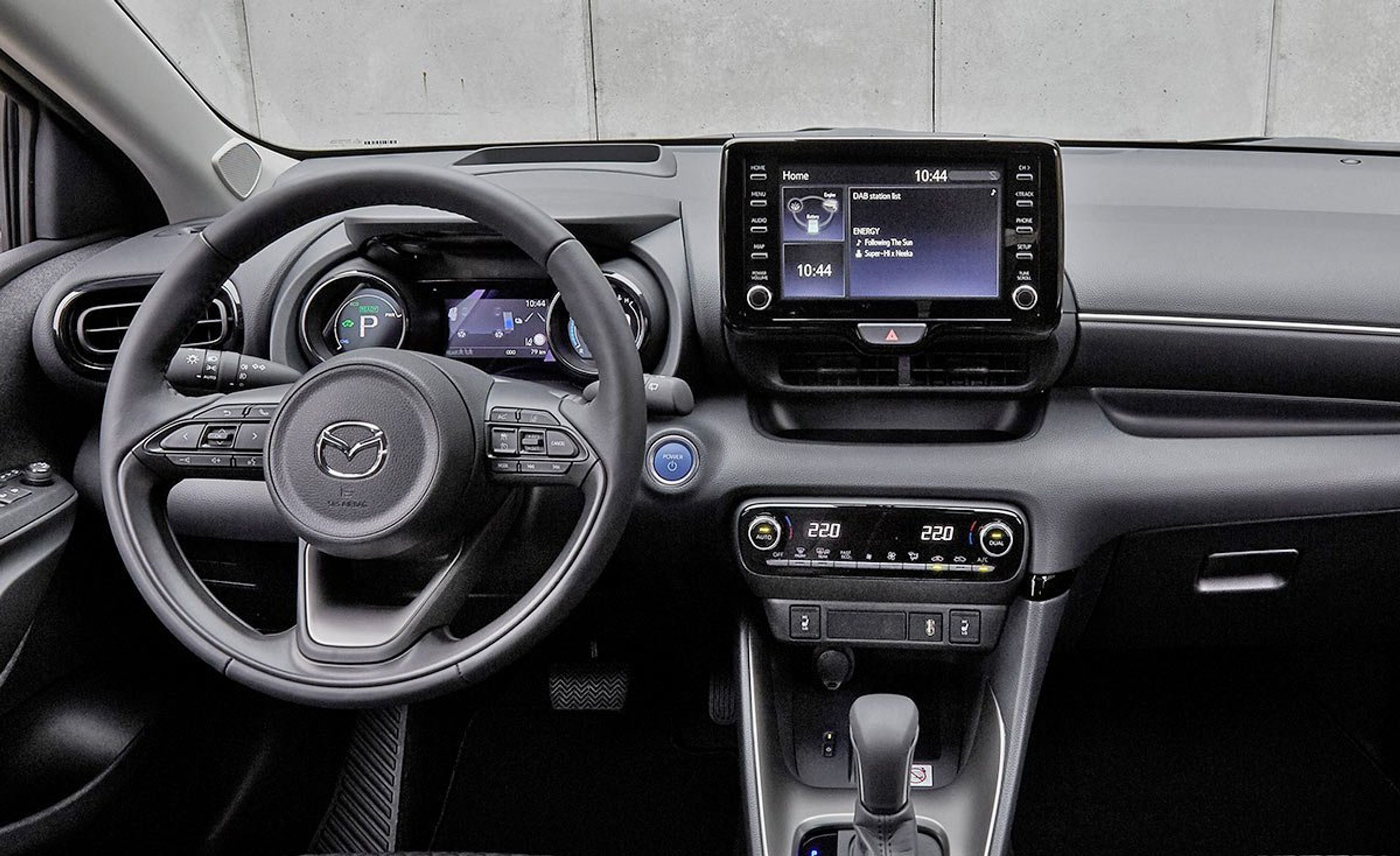 Heller ikke i kabinen ser der ud til at være noget Mazda-unikt.