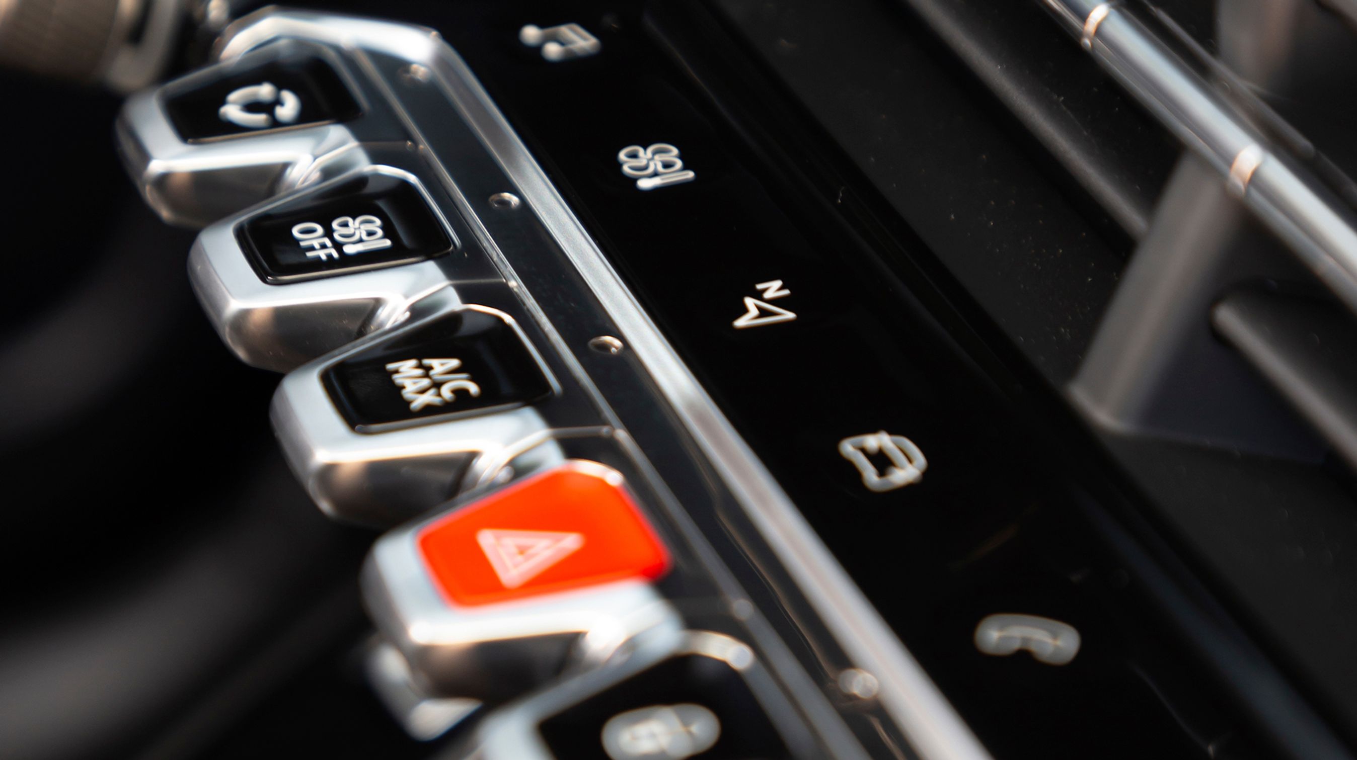 Under skærmen sidder en række knapper, der giver direkte adgang til funktioner, som aktiveres via skærmen. Heldigvis er symbolerne her blevet noget lettere at se end i andre modeller fra Peugeot.