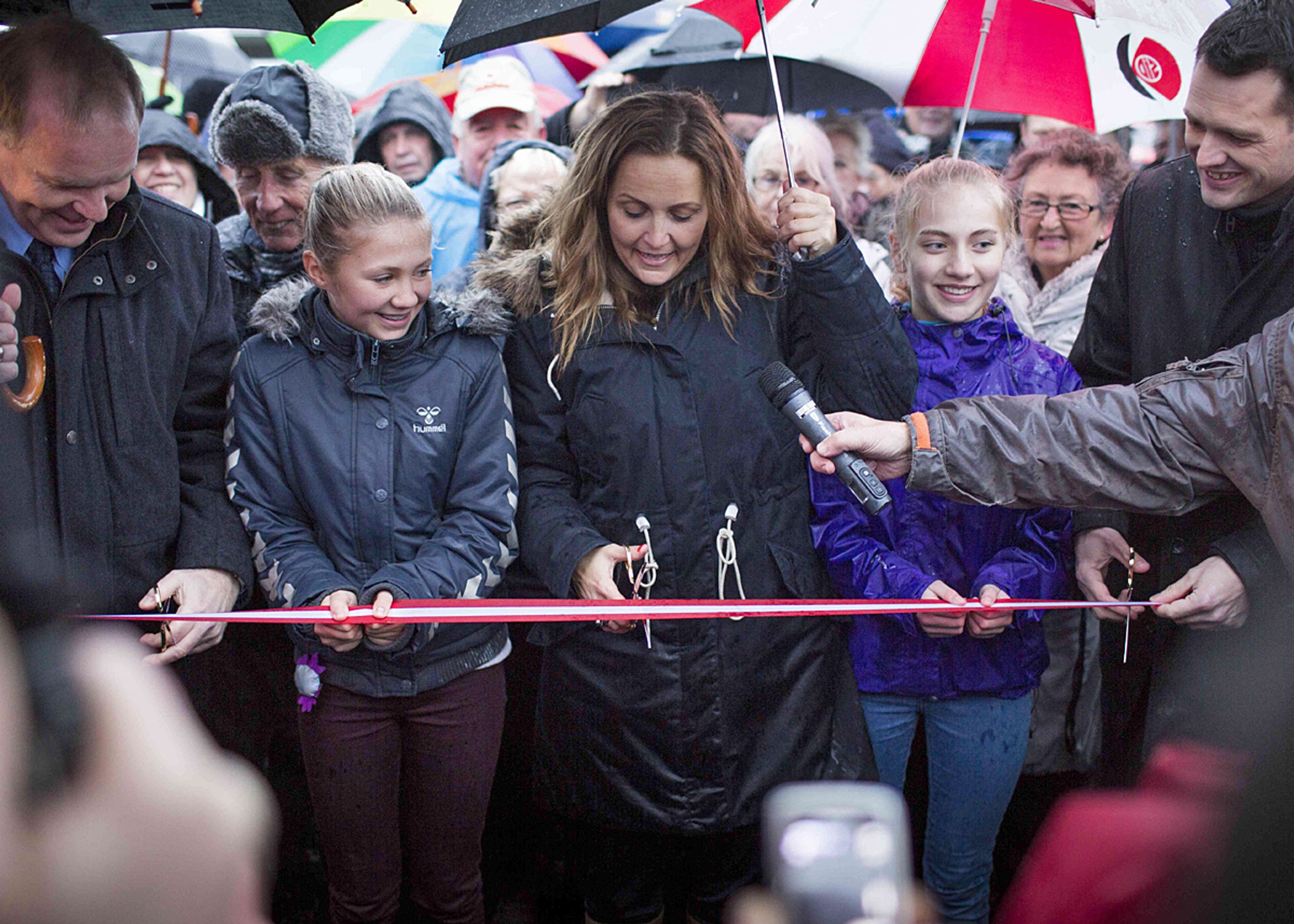 Der måtte paraplyer til, da transportminister Pia Olsen Dyhr klippede snoren til den nye motortrafikvej.