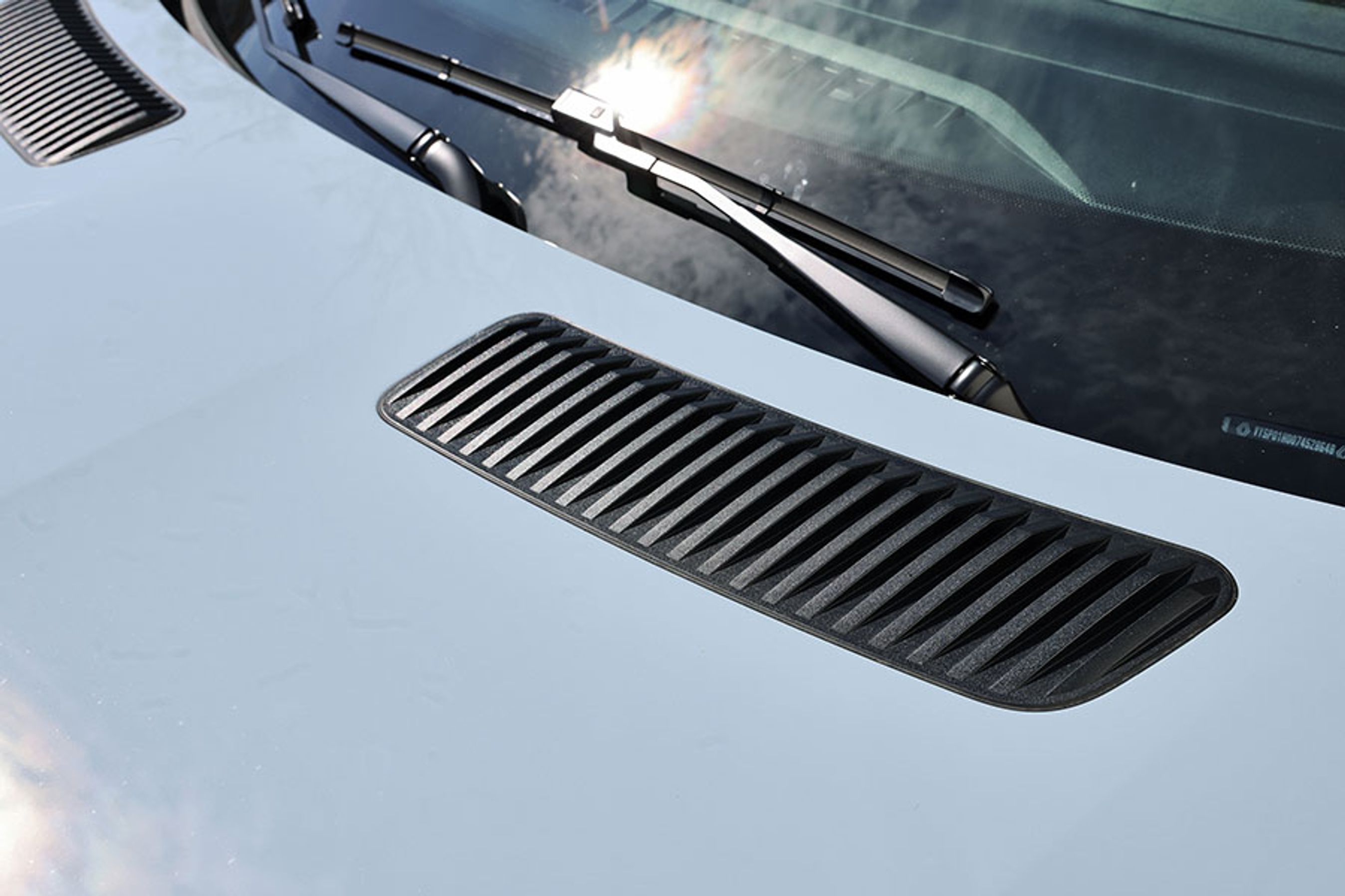 I forhold til originalen er luftindtagene udformet på en anden måde, men stadig ret klassiske i deres form og tilstedeværelse.