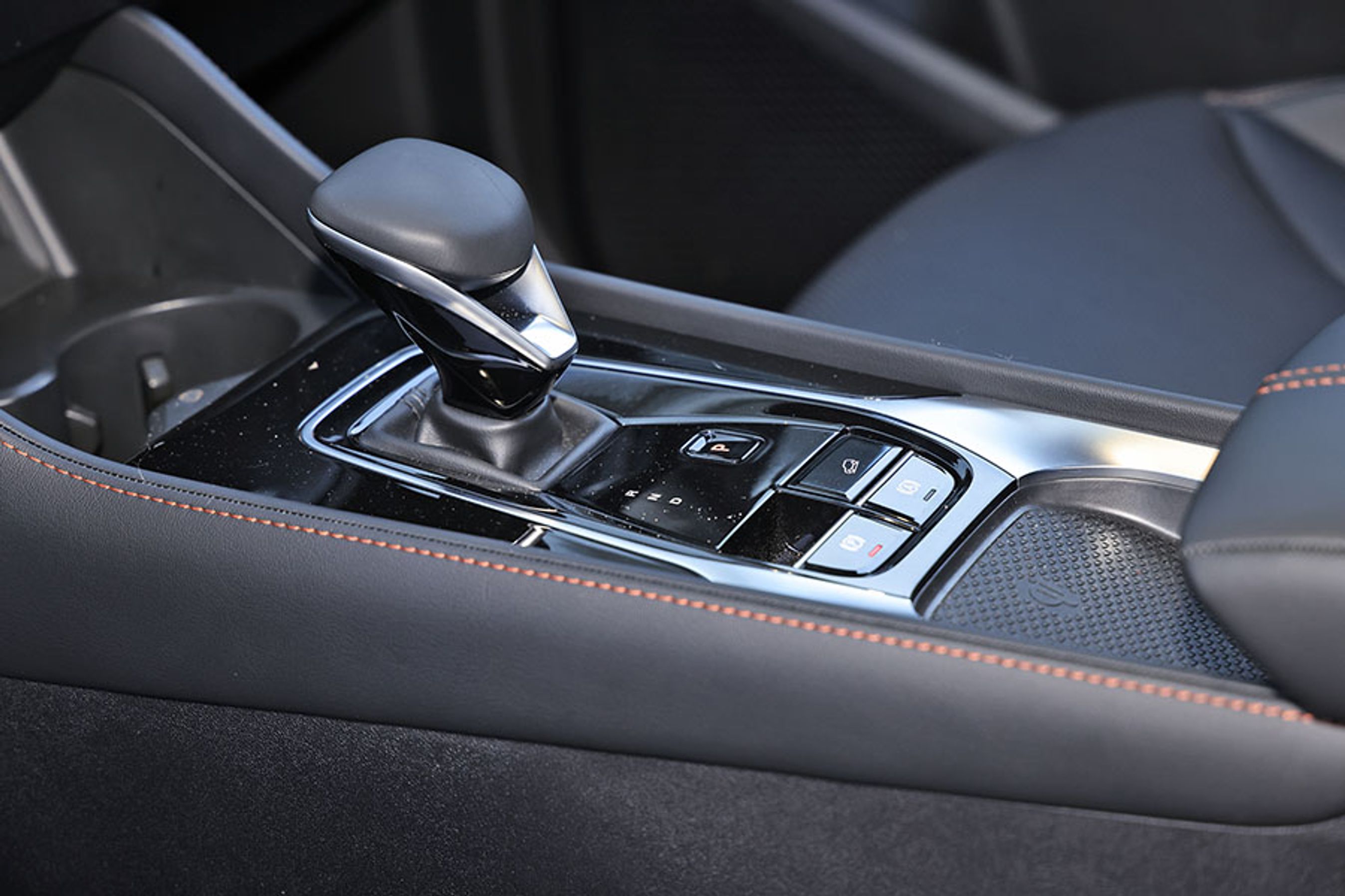 Gearvælgeren er af moderne slags der fungerer som en joystik, så du let kan skifte mellem frem og tilbage. Bemærk, at der er en lille P-knap ved siden af gearvælgeren. Den skal bruges, hvis du ikke afslutter køreturen ved at slukke motoren.