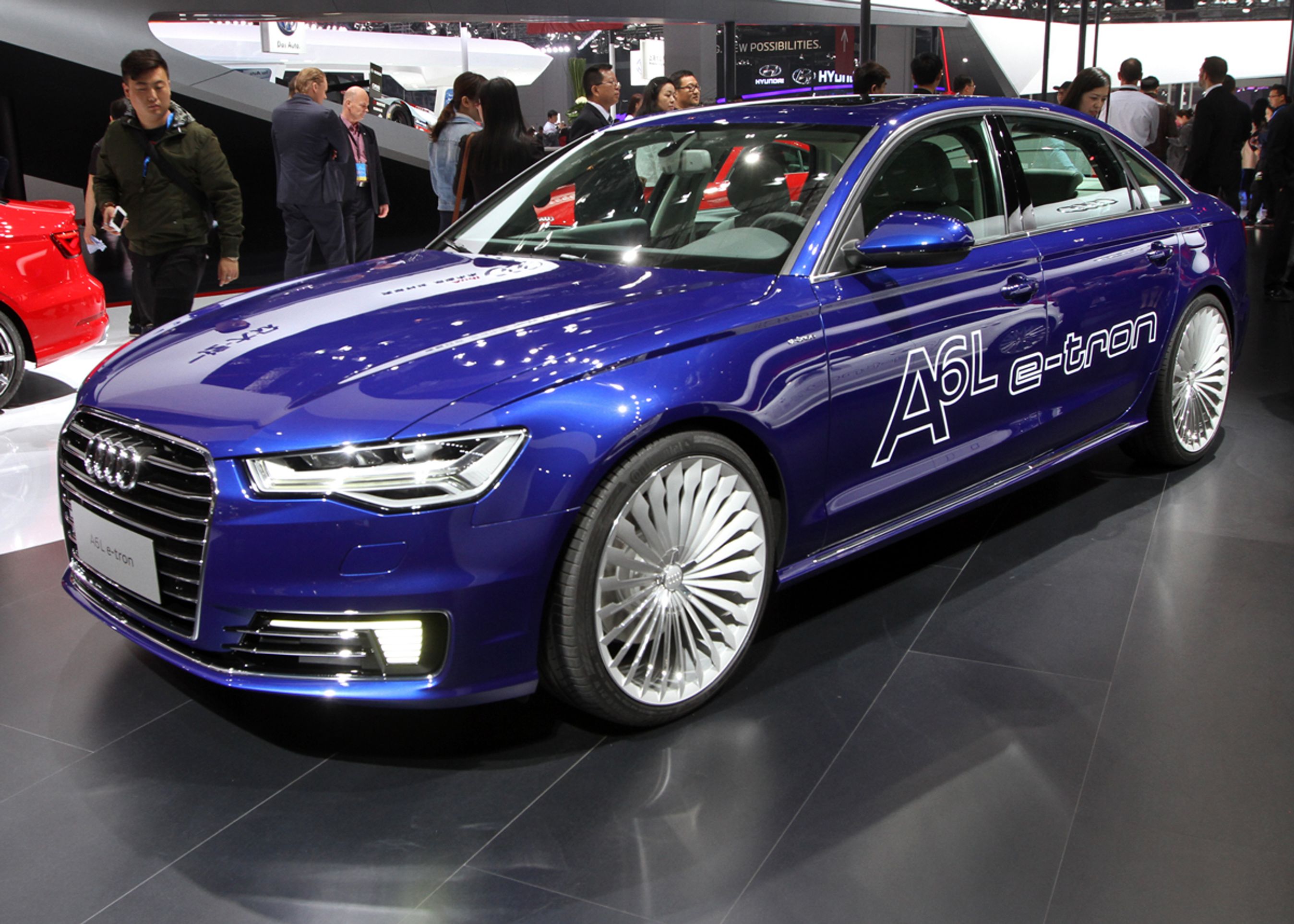 Audi har også premiere på en produktionsklar opladningshybrid - en forlænget udgave af A6. Audi staser meget på opladningshybrider i Kina, hvor også myndighederne nu vil have mange elektriske biler ud på vejene.