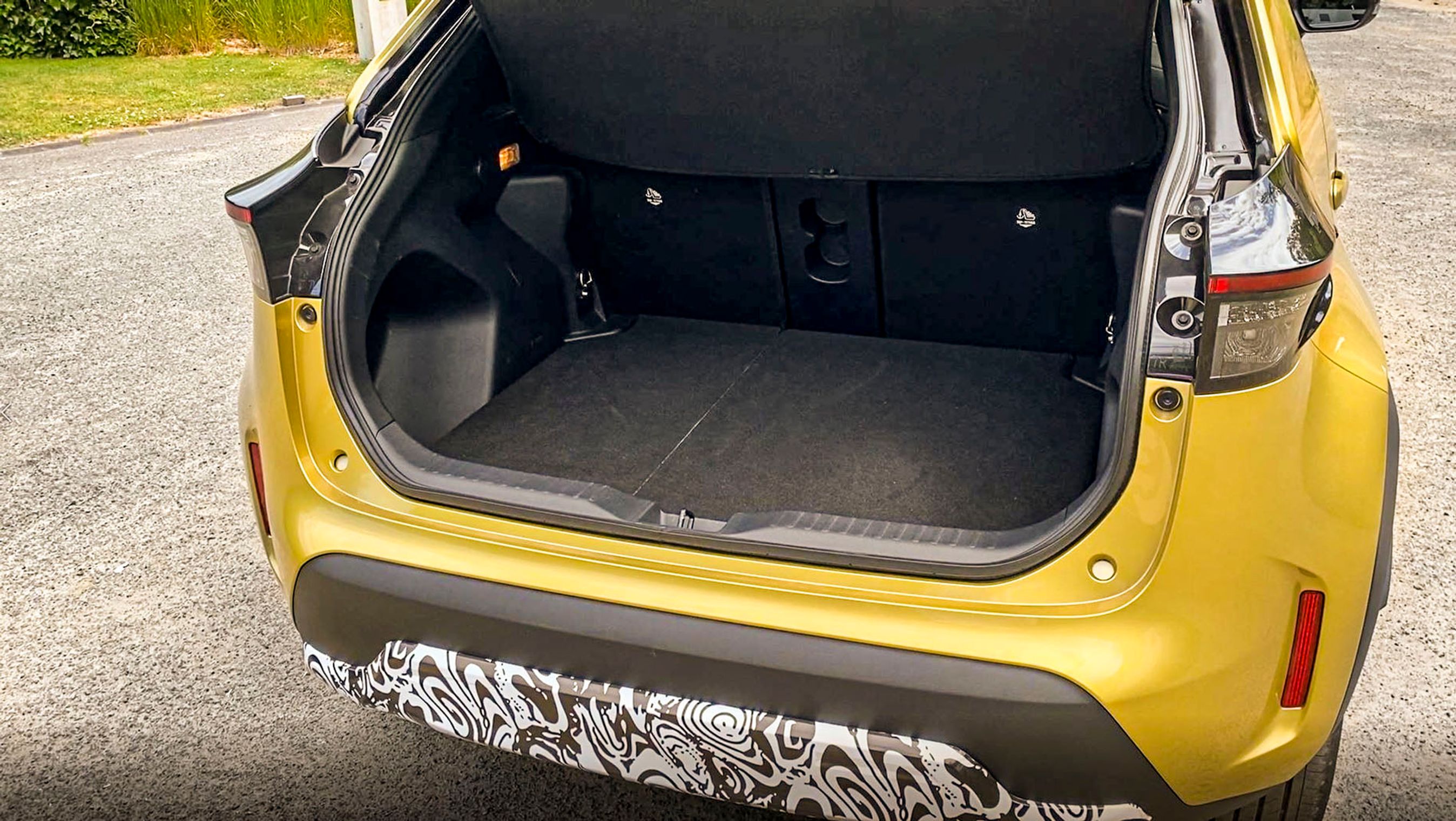 Bagagerummet er over 100 liter større end i en Yaris. Det byder på smarte detaljer såsom et højdejusterbart gulv, der kan deles i to, en fleksibel hattehylde, der kan foldes sammen, når den ikke er i brug, et ryglæn, der er tredelt samt en sele, der kan fastholde bagagen, når man kører.