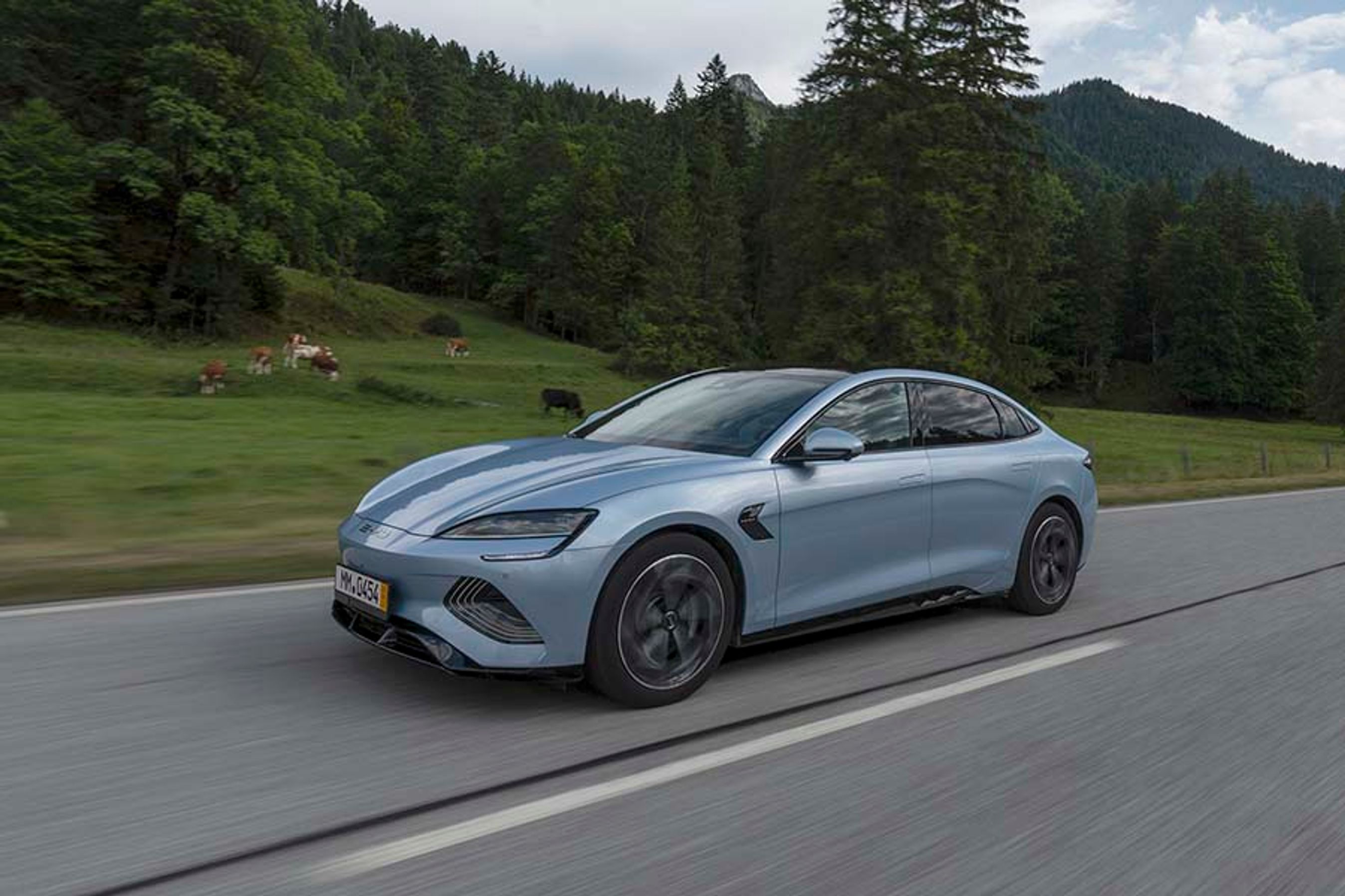 BYD Seal er en firedørs sedan med et udvendigt bagagerum og en frunk fortil. Bilen konkurrerer med bl.a. Tesla Model 3, og billigste udgave af BYD Seal ventes at koste lige under 350.000 kr.