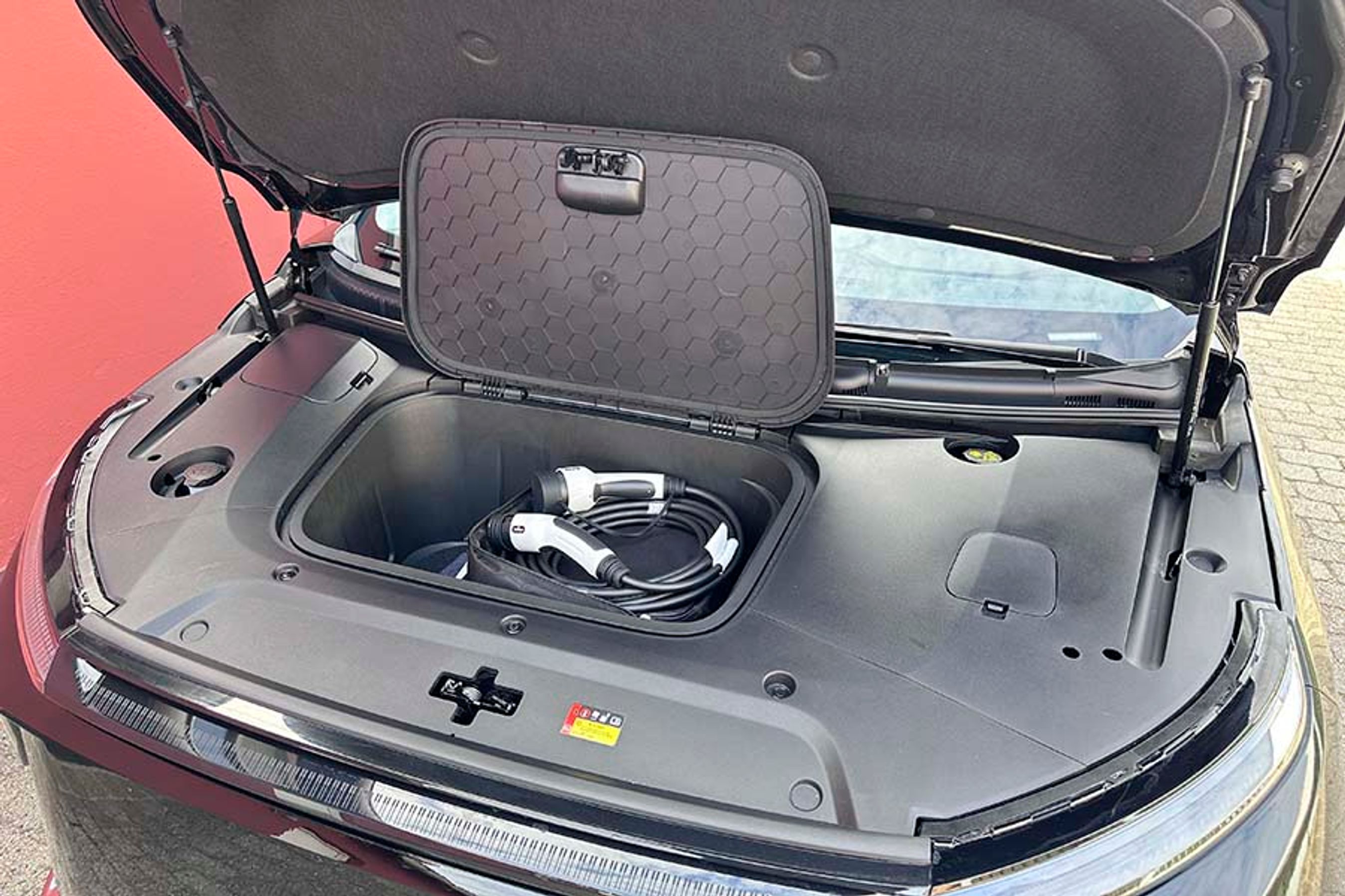 Forrest er en fin såkaldt frunk til opbevaring af ladekabler.