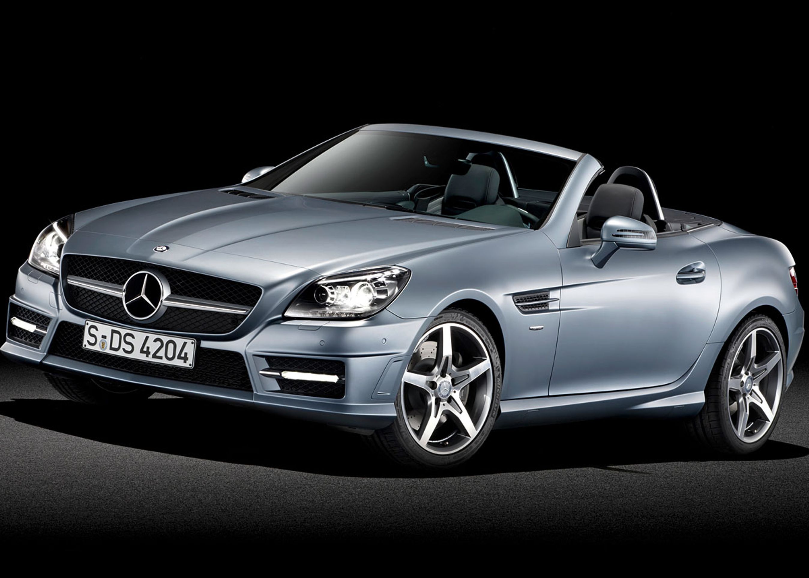 Grillen er nærmest lodret og motorhjelmen lang. Forlygterne fås med fuldt led-lys.