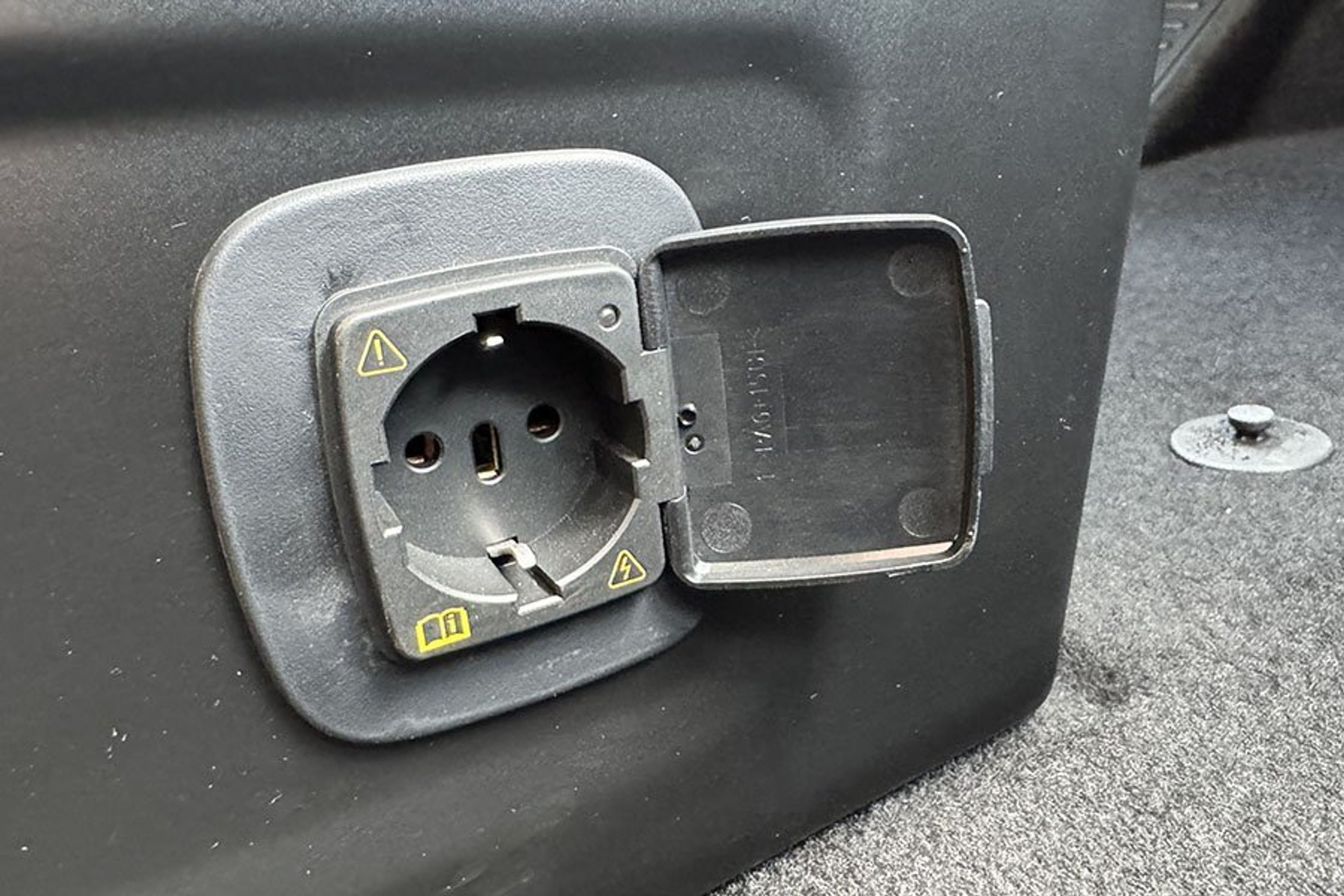 Strømudtag i en VW e-Caravelle