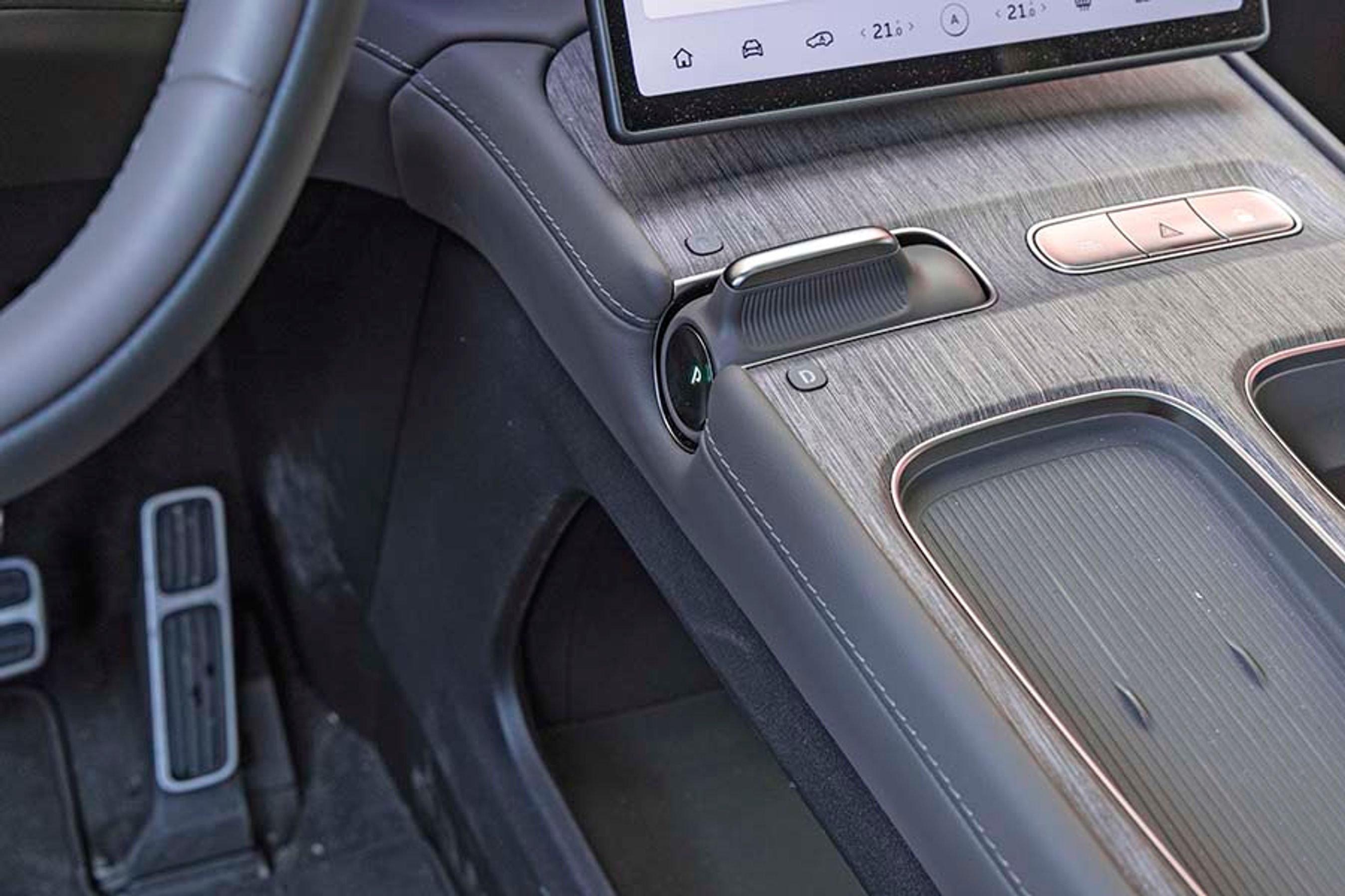 Gearvælgeren er en lille vippekontakt, og den fungerer udmærket. Der er en lille p-knap på siden, som skal bruges, når turen slutter.