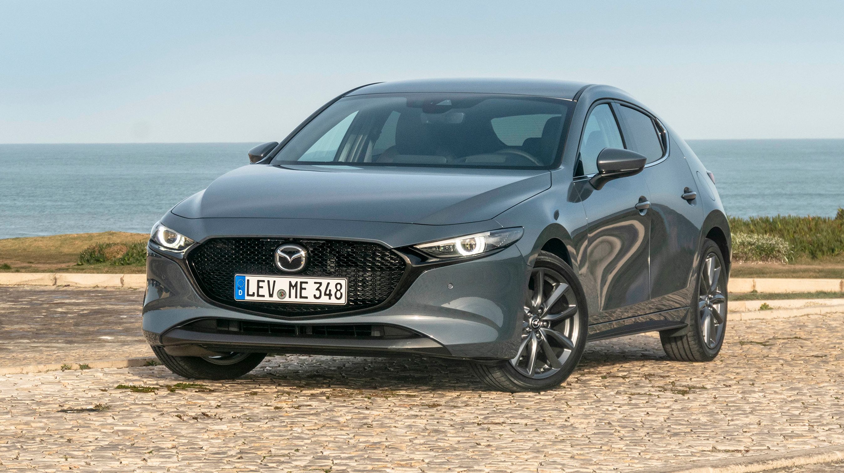 Det er en markant næse, 2019-udgaven af Mazda 3 har fået. LED-lygter er standard, mens de på en kommende topmodel (som denne) desuden er adaptive af matrix-typen.
