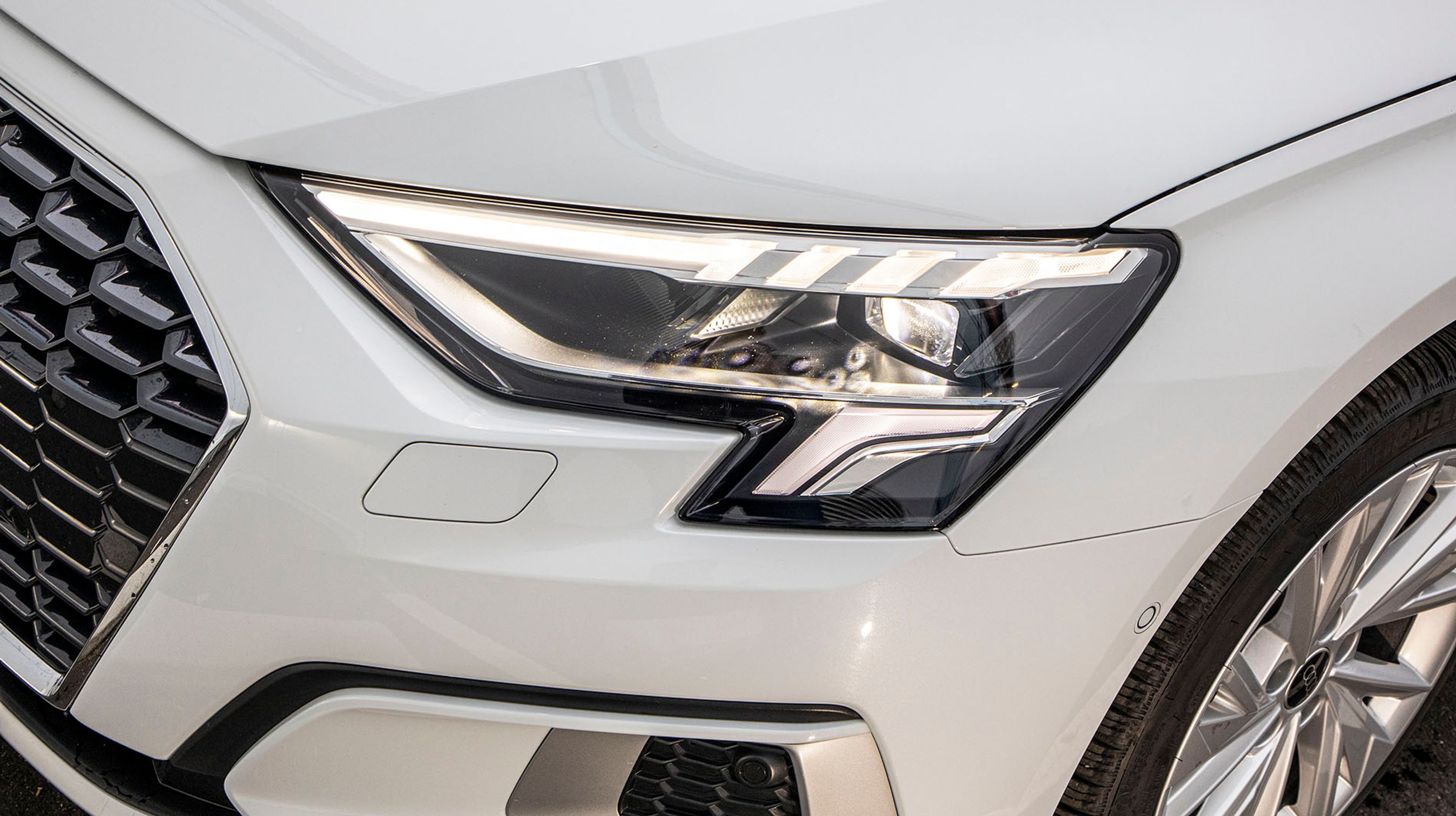 LED-forlygter er standard, men du vil gerne have adaptive funktion. Det kalder Audi Matrix, og prisen er 10.200 kr., men du få det også i en pakke til 13.700 kr. med blandt andet nøglefri betjening og ambient-belysning.