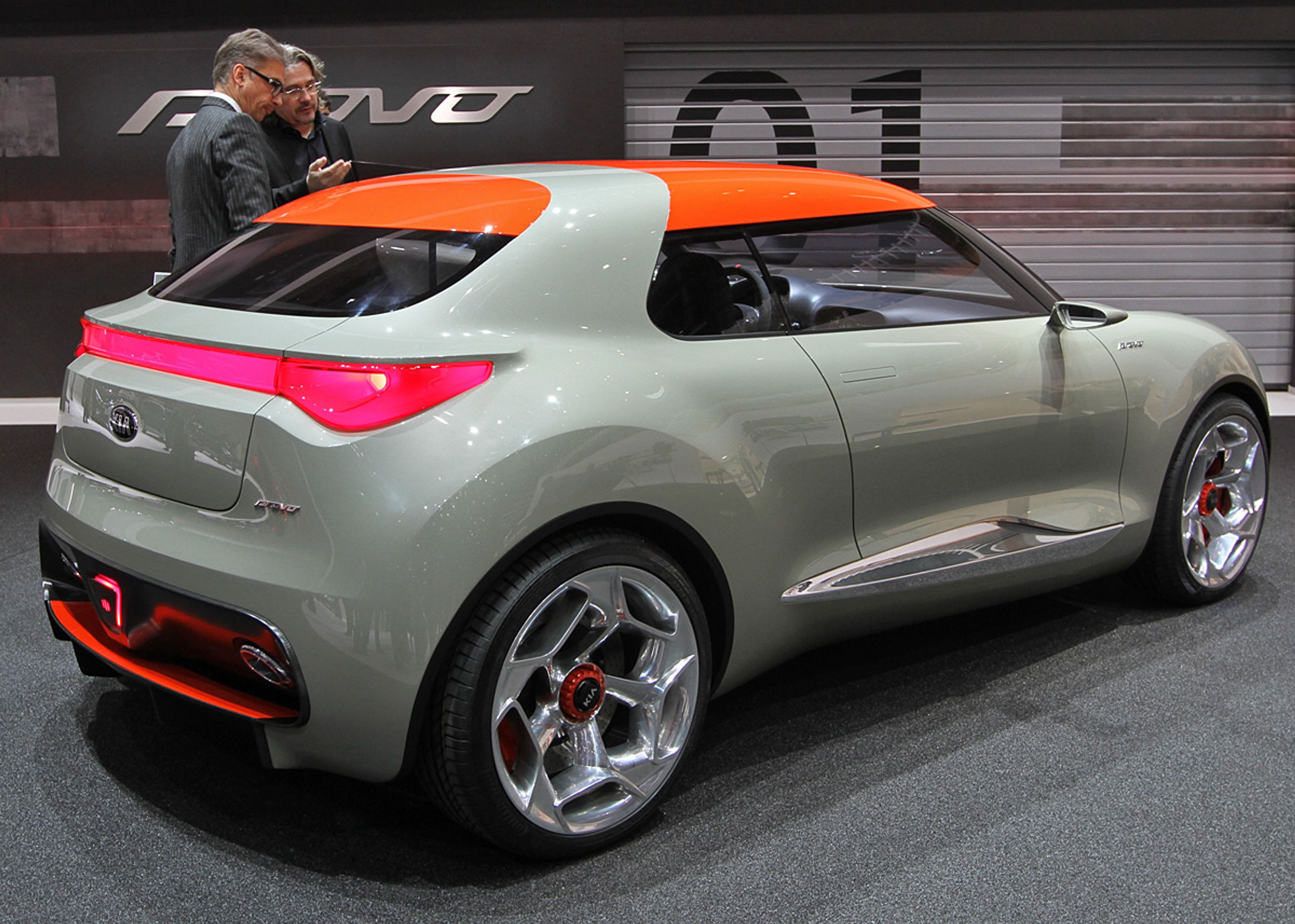 Kia Provo, der udstilles med 19 tommer hjul, har en elmotor ved baghjulet, så bilen både har firehjulstræk og hybridteknik.