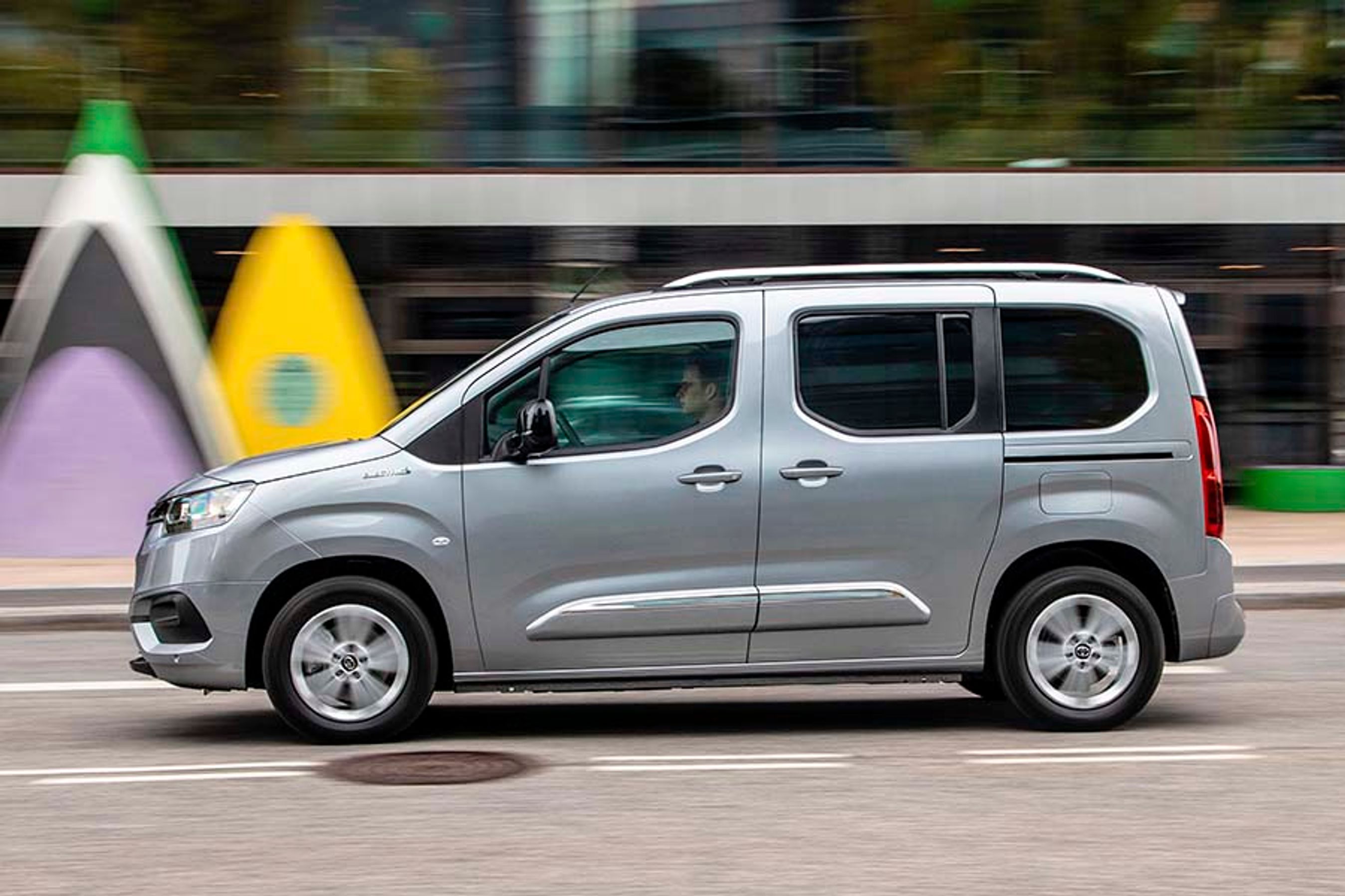 Proace City Verso Electric er det lange navn, der dækker over Toyotas udgave af den bil, vi også kender som Citroën Berlingo. Den har hidtil kun kunnet fås med benzin- og dieselmotor, men er nu også kommet som elbil.