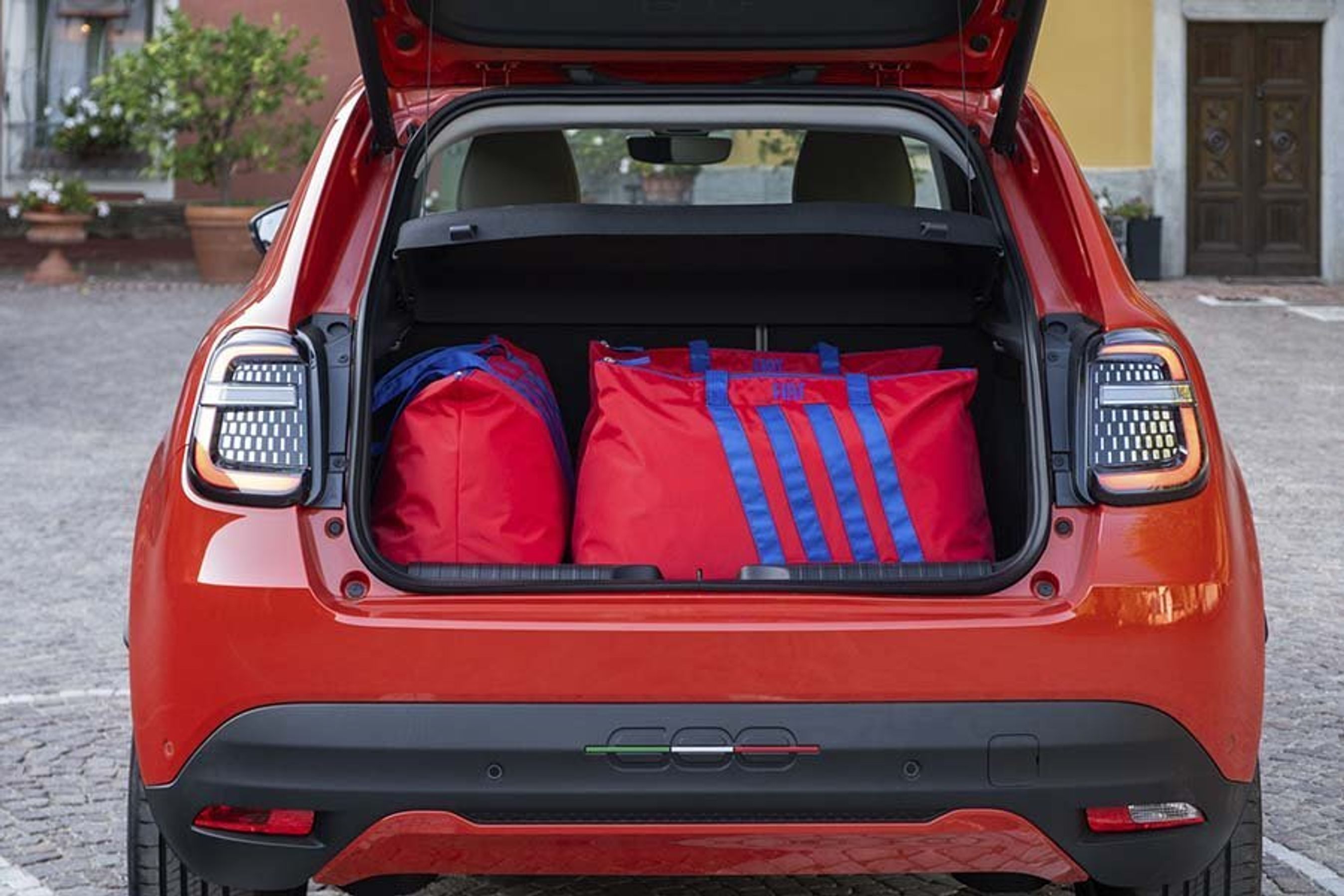 Bagagerummet i en Fiat 600e fyldt med tasker.