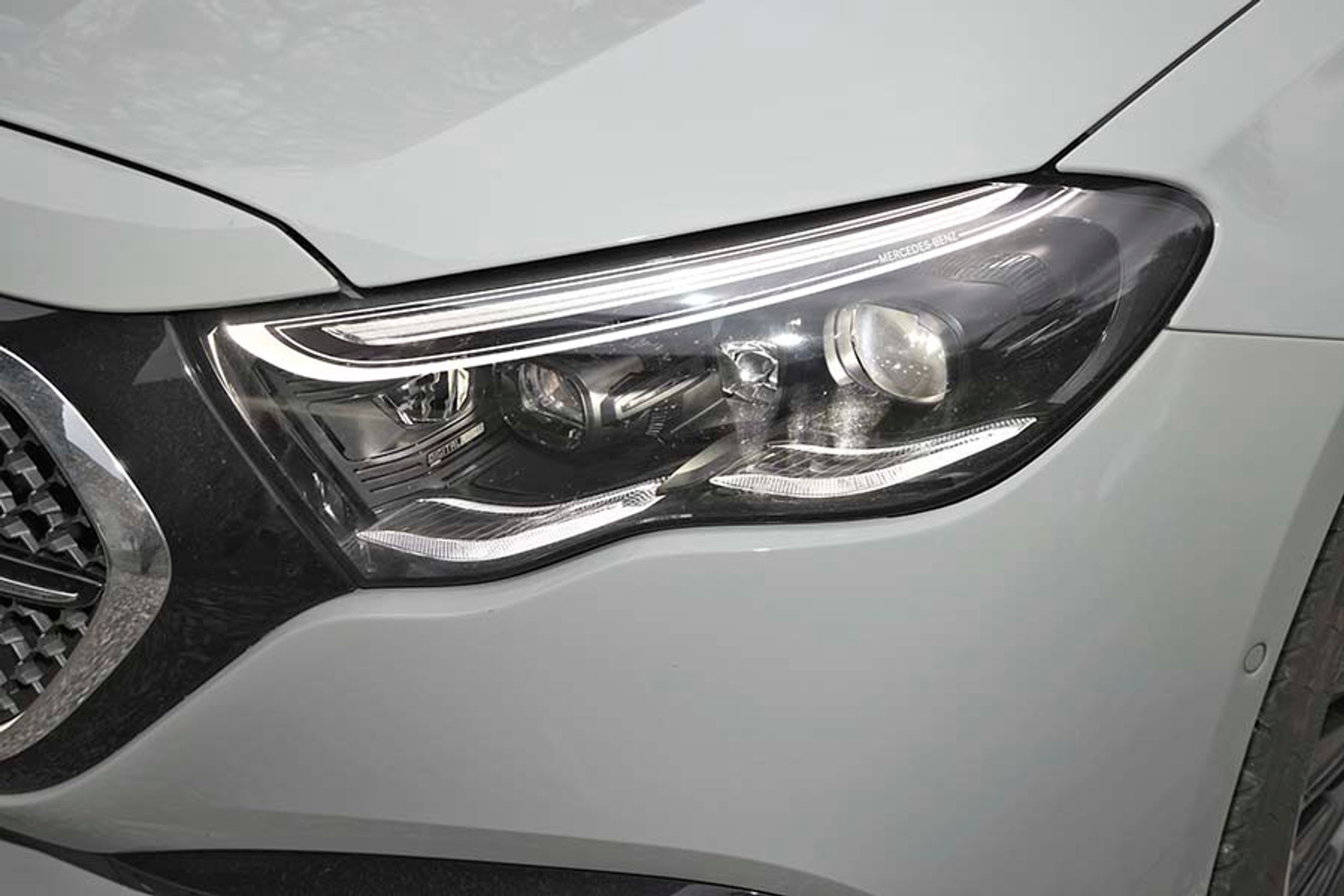 Forlygterne er altid af LED-typen, men her er det Digital Light, der er adaptive matrix-LED-lygter af en helt særlig kvalitet. De er simpelthen noget af det bedste, vi har oplevet, og de gør populært sagt nat til dag. De tilpasser sig efter både trafik, hastighed, vejtype og vejens forløb.