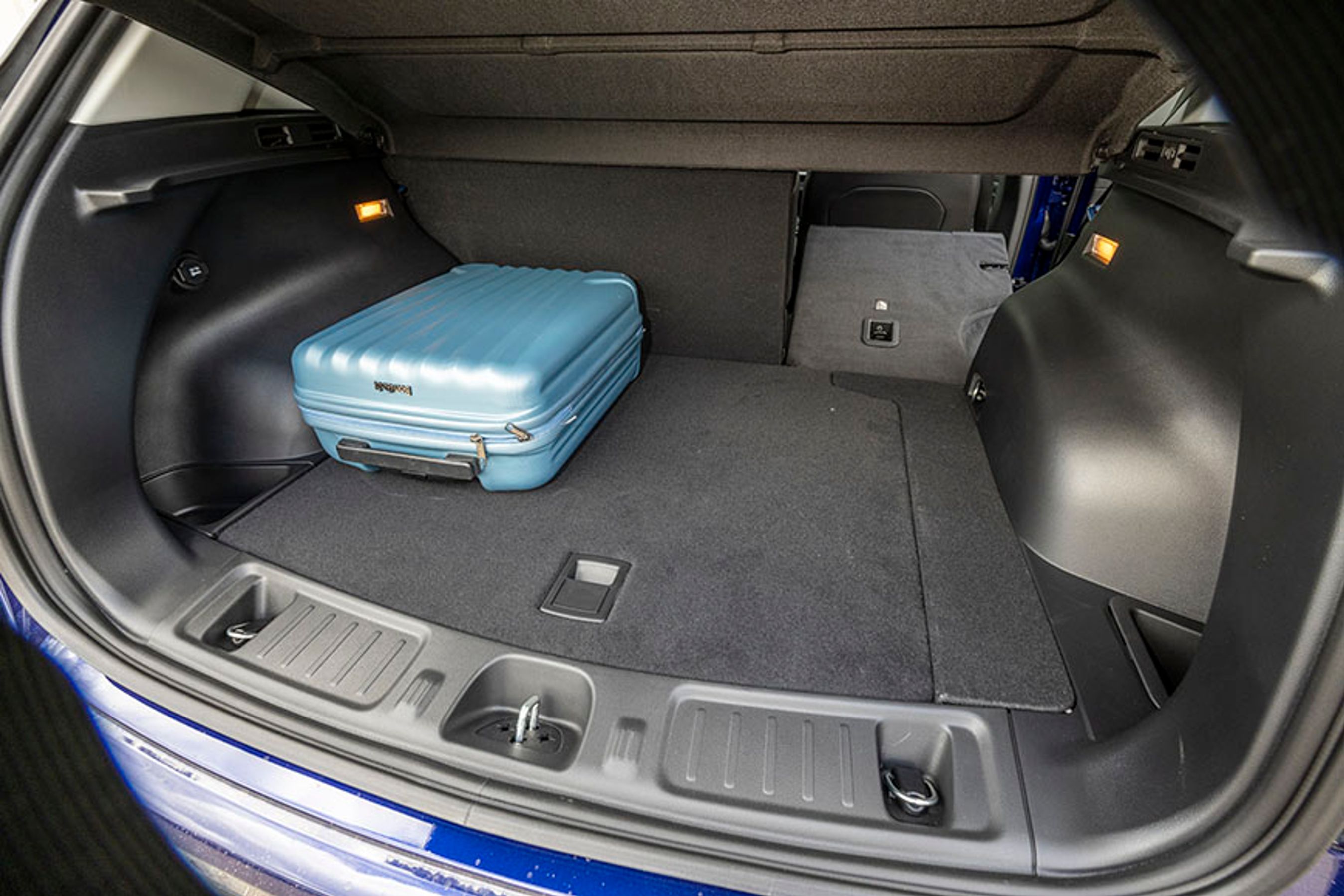 Bagagerummet er højt, og rummer 420 liter. Der er plads til kabler og nødlader under gulvet.