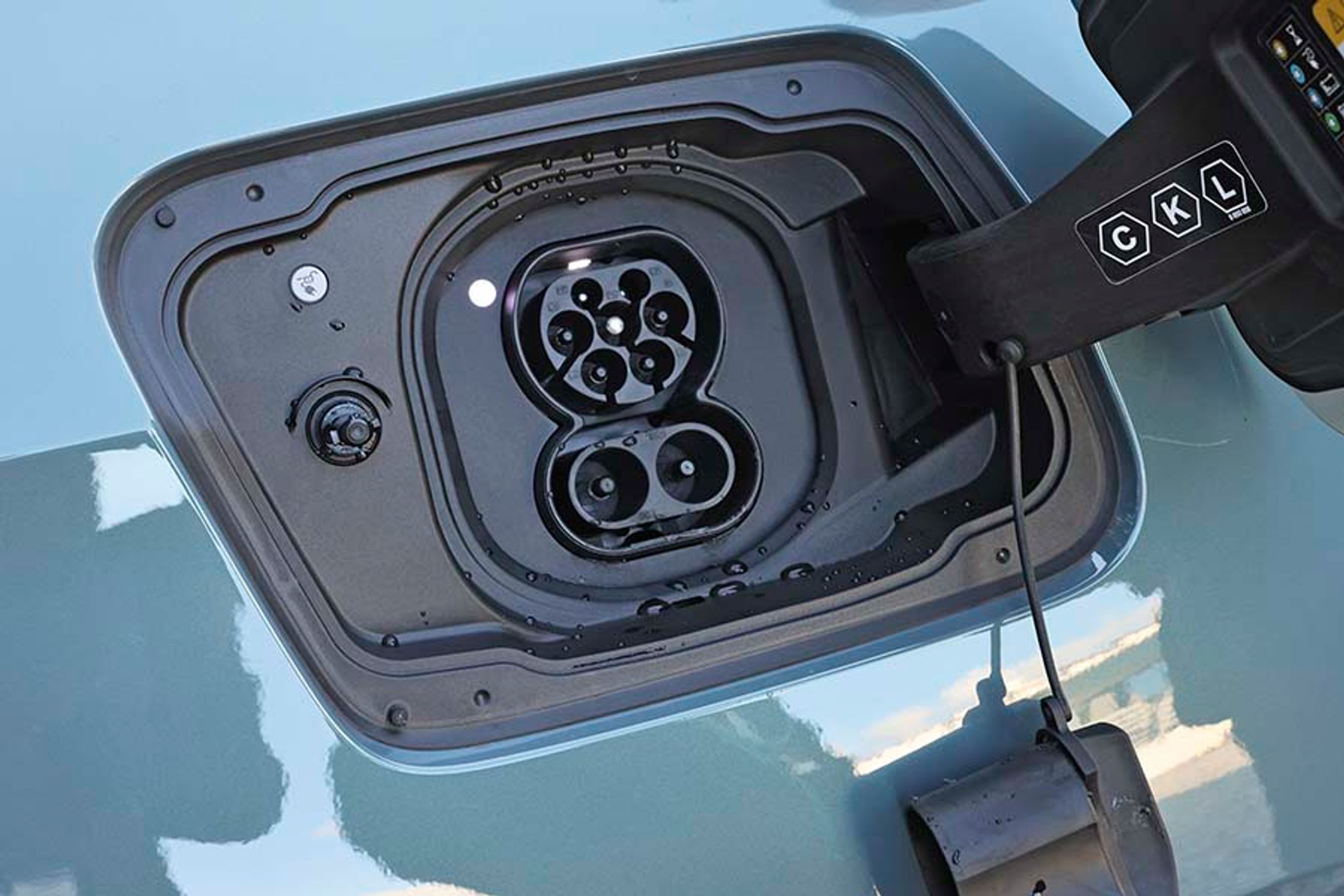 Ladeporten er placeret ved højre baghjul. Hjemme lades bilen med 11 kW fra tre faser, og på farten lynlades bilen med op til 205 kW.