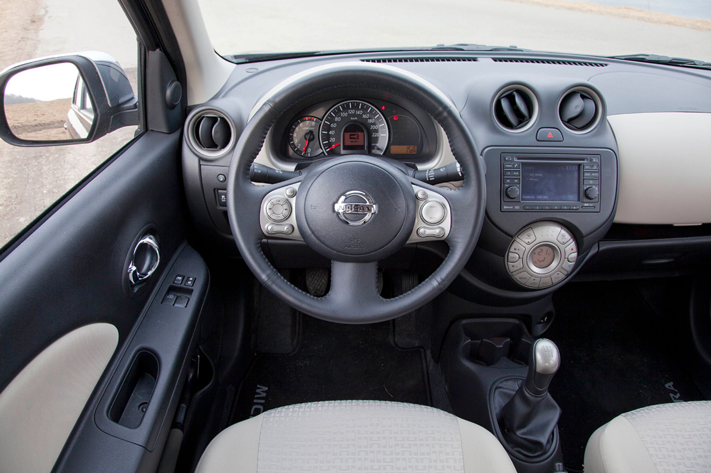 Kabinen er ganske fornuftigt indrettet og med et højt udstyrsniveau. Desværre betjenes kørecomputeren på knapper på instrumentbordet, der er delvis skjult af rattet .