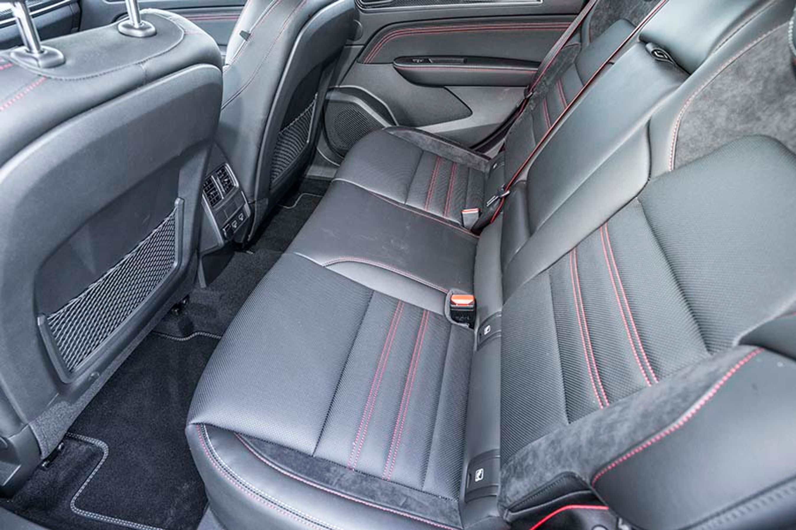 Bagsæderne er lækkert udformet med en blanding af flere materialer og røde syninger. Der er friskluftdyser ved bagsædet, hvor benpladsen dog ikke ligefrem imponerer.