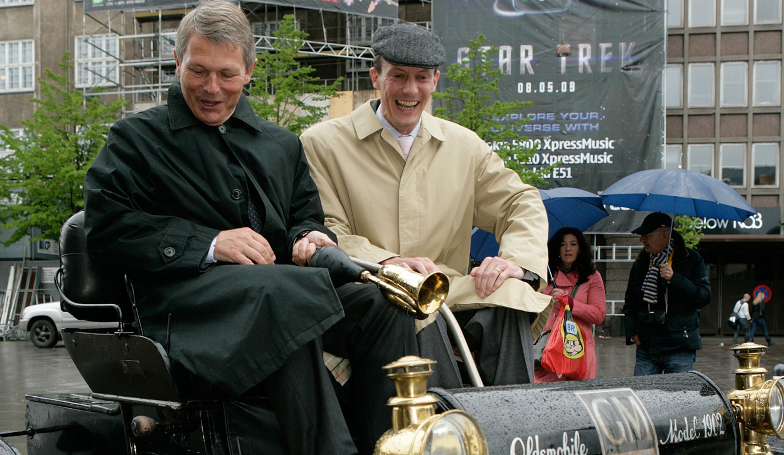 Her ses H.K.H. Prins Joachim sammen med FDMs direktør i anledningen af FDMs 100 års jubilæum.