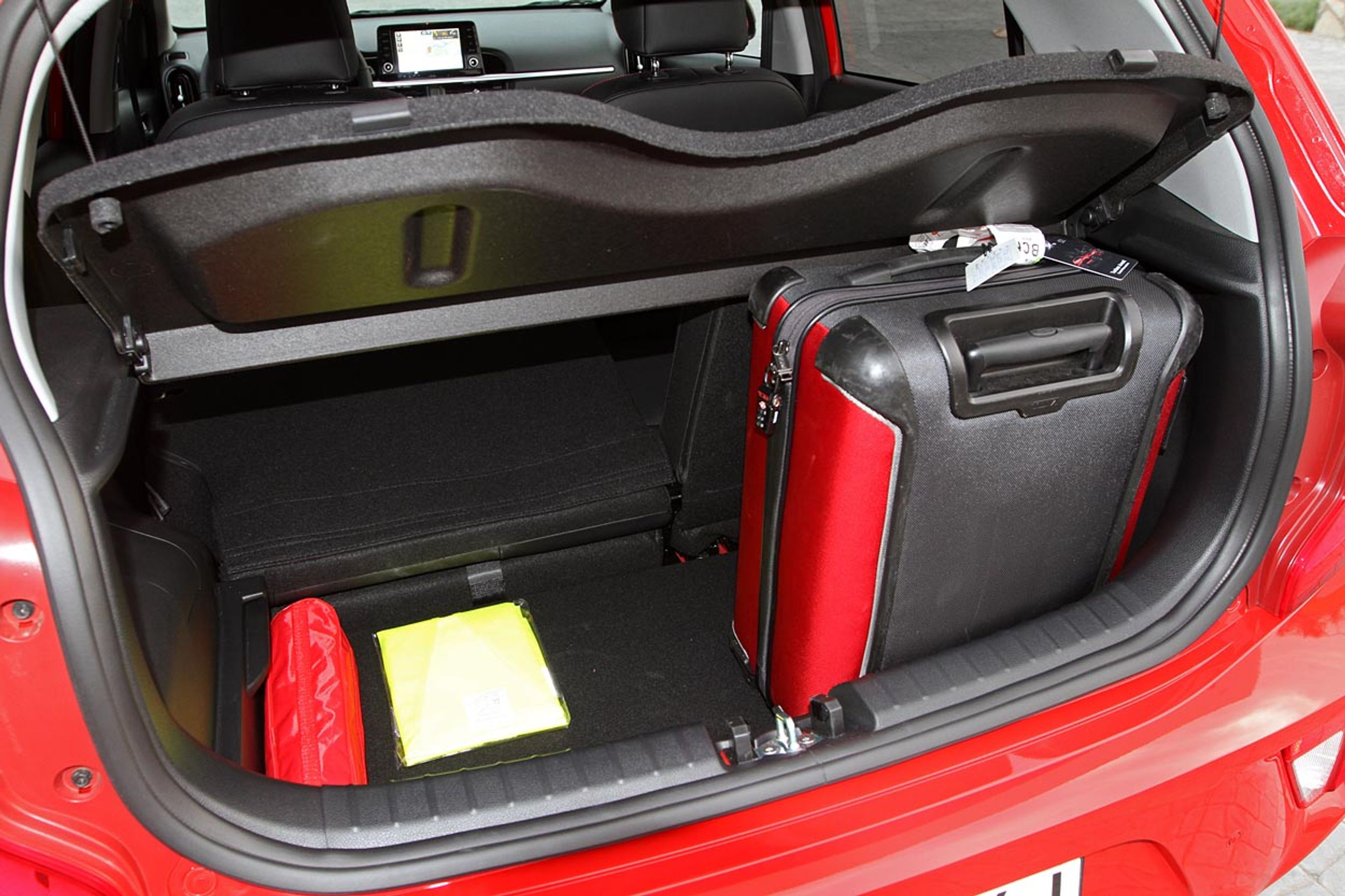 Bagagerummet er vokset markant, så det med 255 liter nu er klassens største  dog kun enkelte liter mere end i VW Up og Hyundai i10. Dobbeltbund er standard.