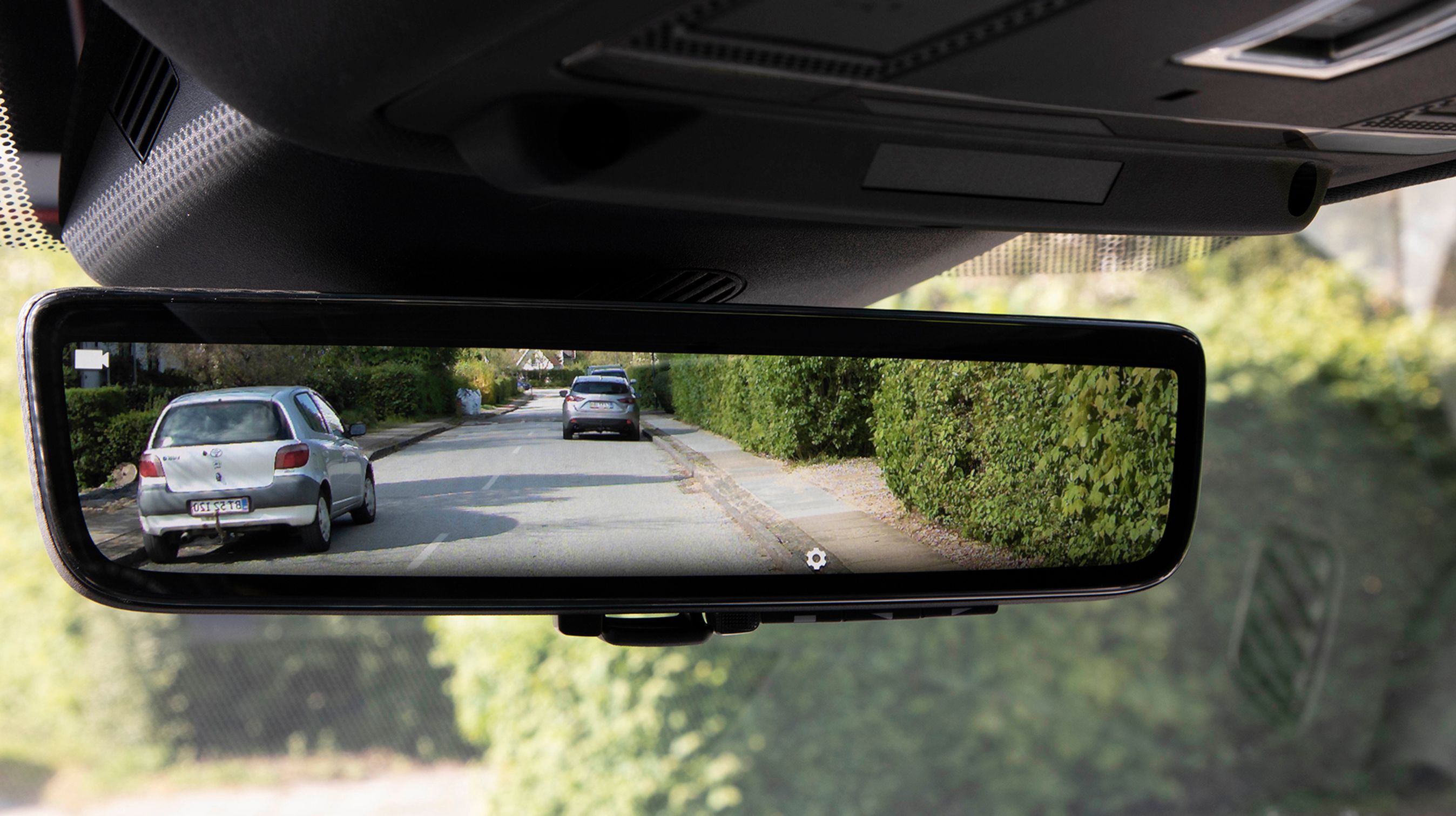 Det digitale bakspejl fungerer via et kamera, der er er placeret bag på taget, og som filmer bagud. Det vidvinklede synsfelt giver godt overblik over cyklister og andet bag bilen. 