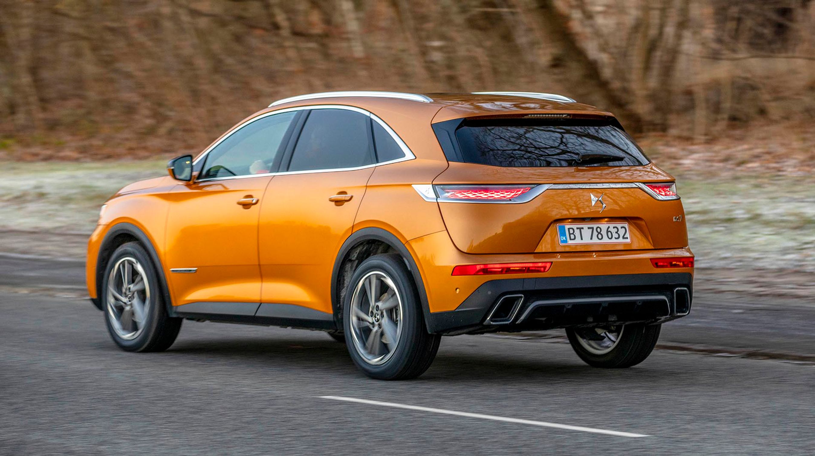 Designets linjer er fremhævet af de spektakulære for- og baglygter af LED-typen. Både for- og bag mødes man af et lysshow, når bilen låses eller låses op i mørke.