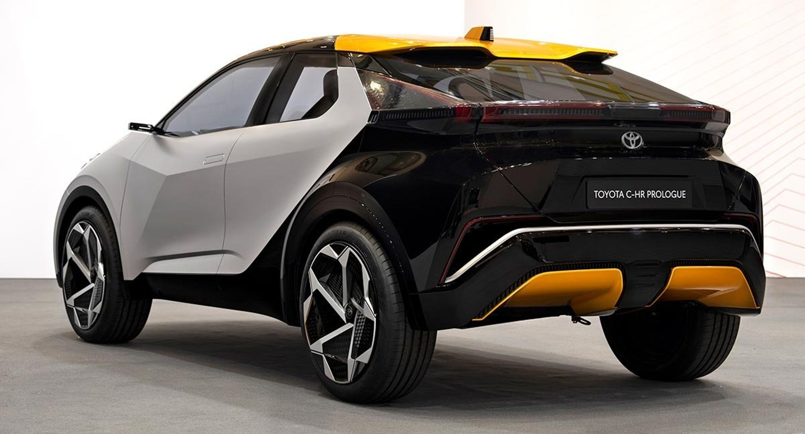 C-HR Prologue, er tæt på designet af anden generation C-HR, som formentlig bliver en sen 2023-nyhed. Nyt er muligheden for plugin-hybrid.