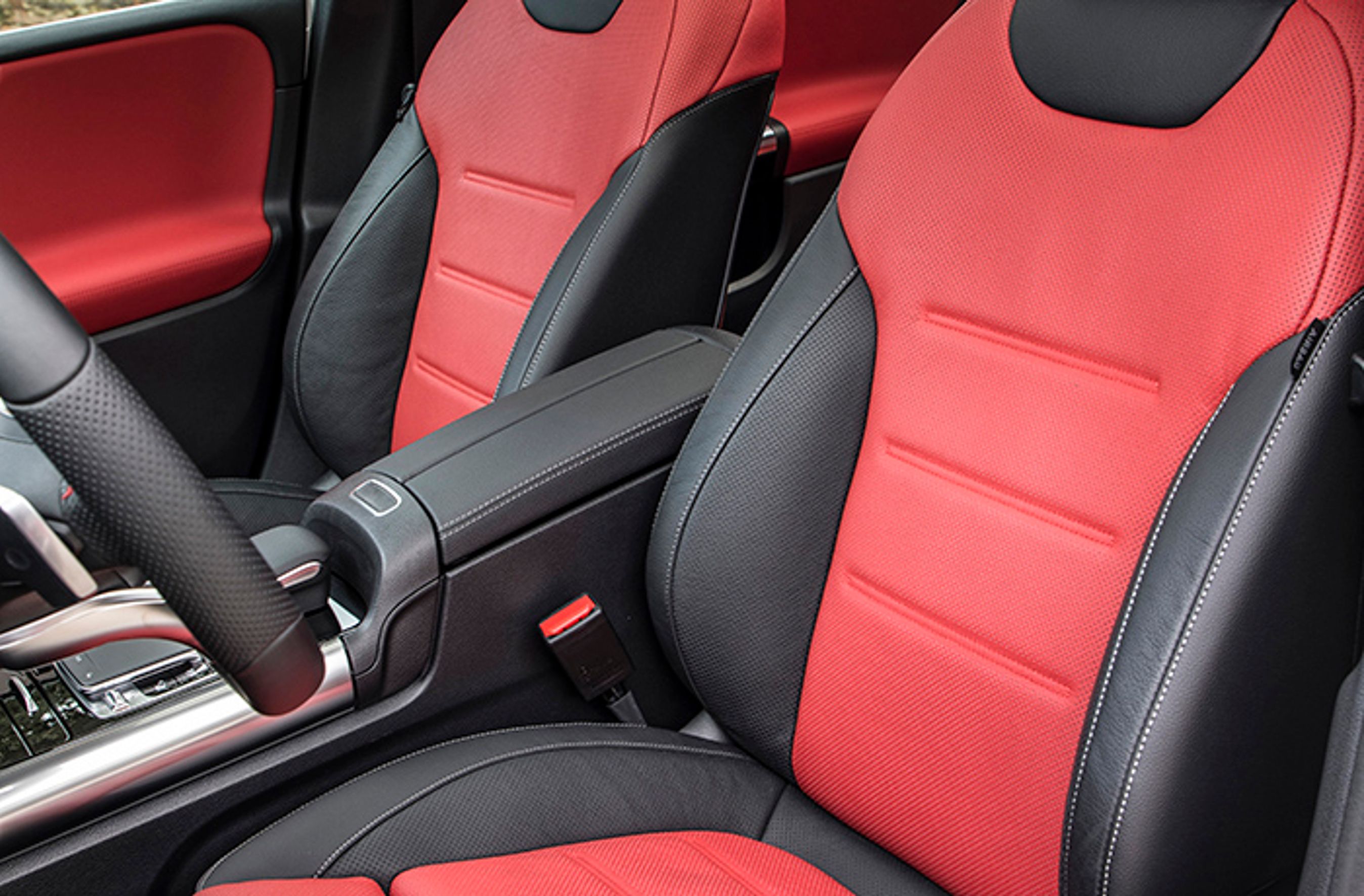 Forsæderne er lækre at sidde i, og som noget nyt kan man bestille dem i en særlig aktiv udgave, som løbende justerer en smule på formen, så man undgår rygsmerter på lange ture.