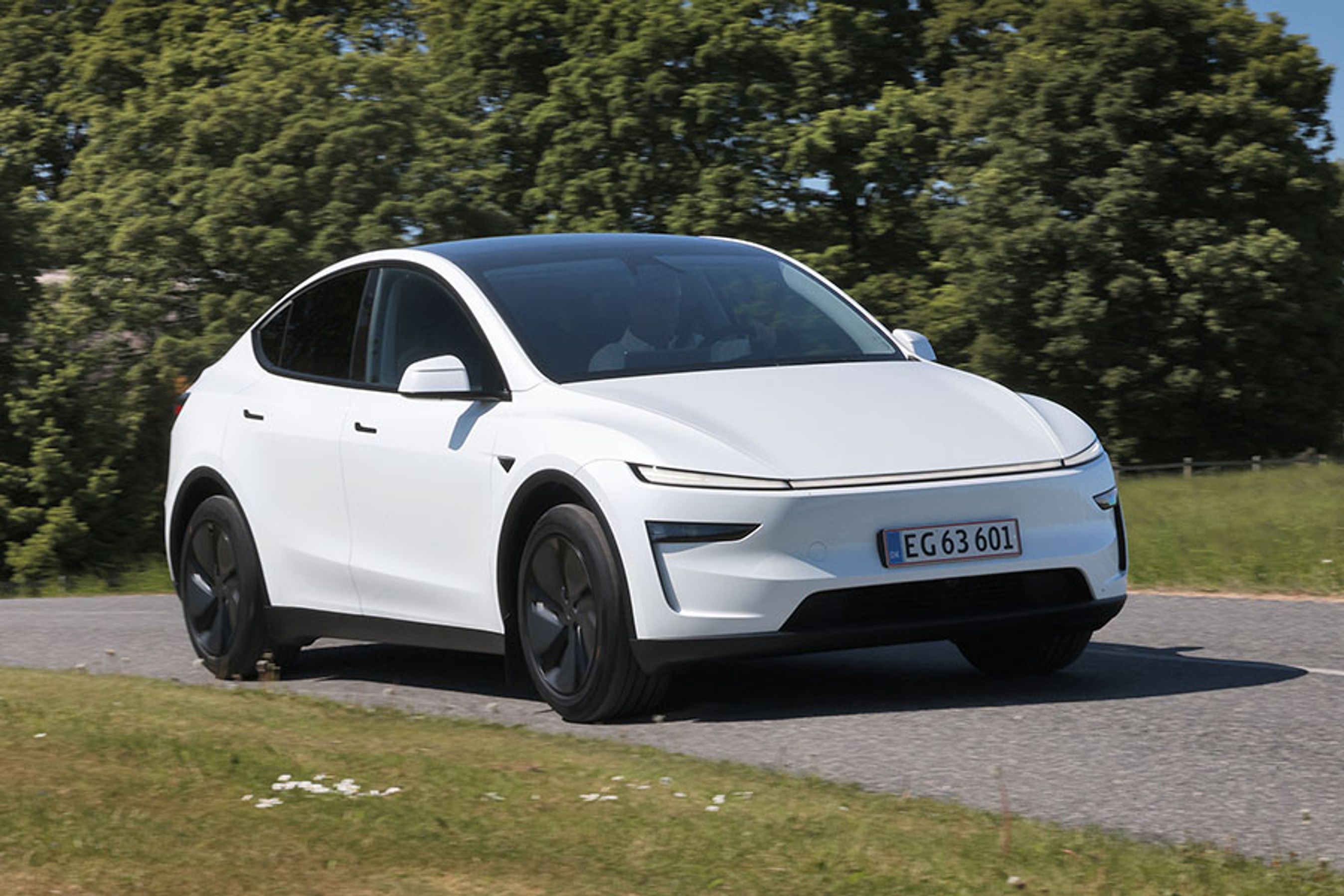 Et kørelys, der går i hele bilens bredde, gør det nemt at genkende den faceliftede udgave af Model Y. Linjerne i karrosseriet er også blevet lidt mere harmoniske i forhold til den oprindelige udgave.