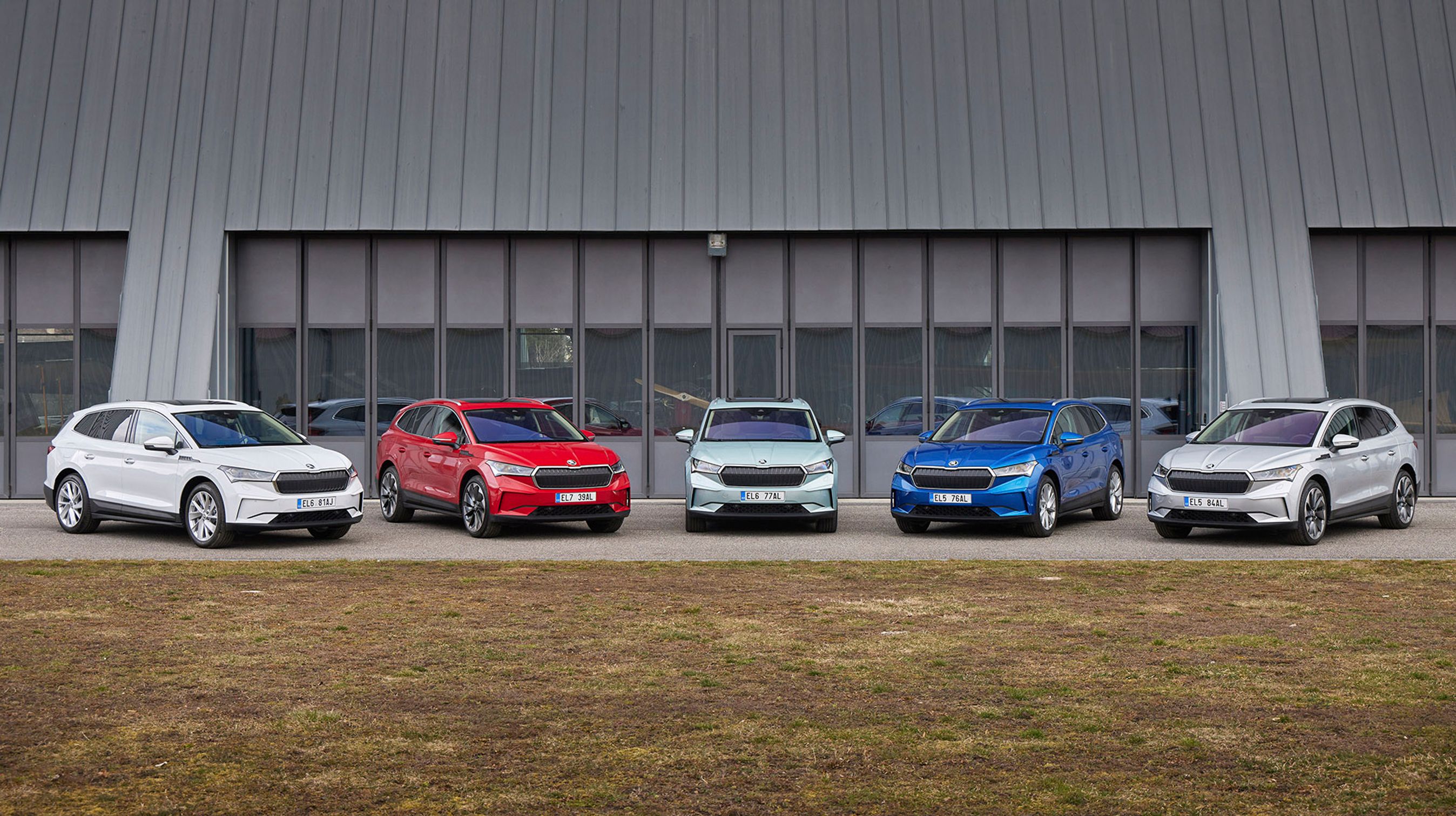 Skoda Enyaq er en stor el-SUV med plads til fem personer. Den kommer med tre batteristørrelser og fås i mange farver.