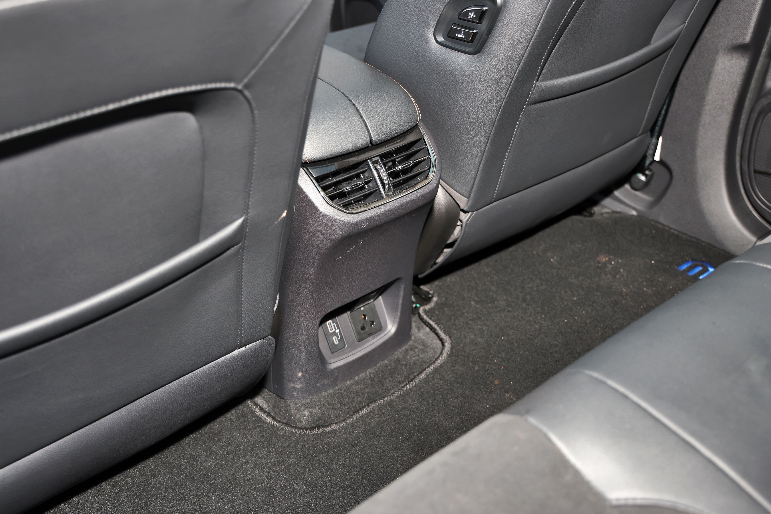 Friskluftdyse til bagsædet i en Skyworth K