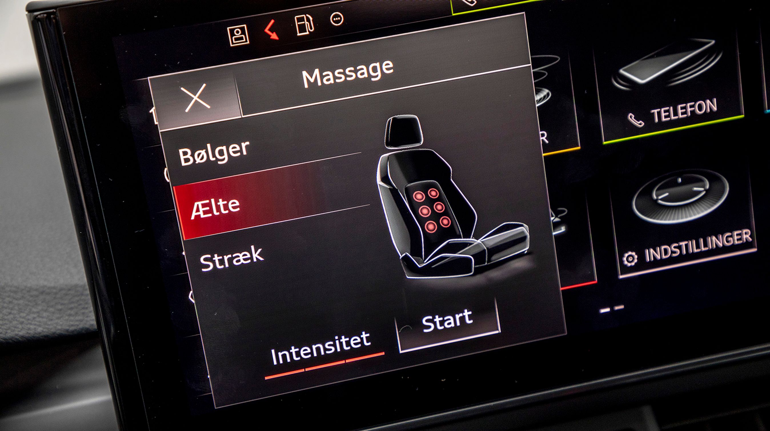 Et kæmpe plus på listen over standardudstyr er massagefunktionen, hvor du få flere former for tryk på rygsøjlen. Bølge- og stræk-programmerne er imponerende, og er du godt mørbanket, så kan ælte-programmet anbefales.