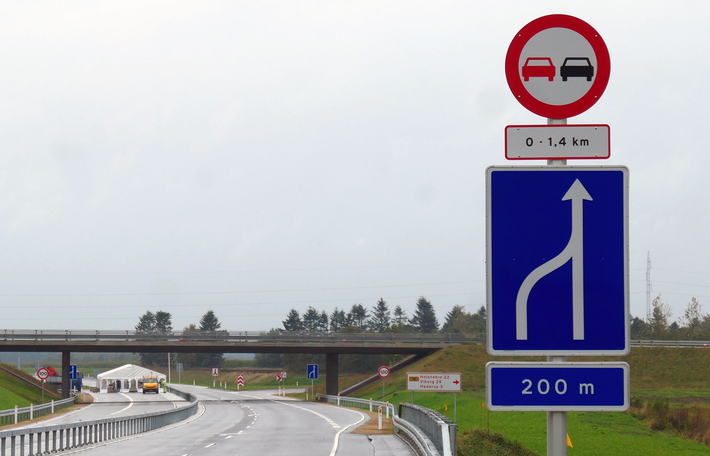 Motortrafikvejen har fire sektioner, så bilisterne har to gange i hver retning ca. halvanden km, hvor der er to spor, så overhaling er nemt og sikkert. Selve motortrafikvejen er ca. seks km lang.