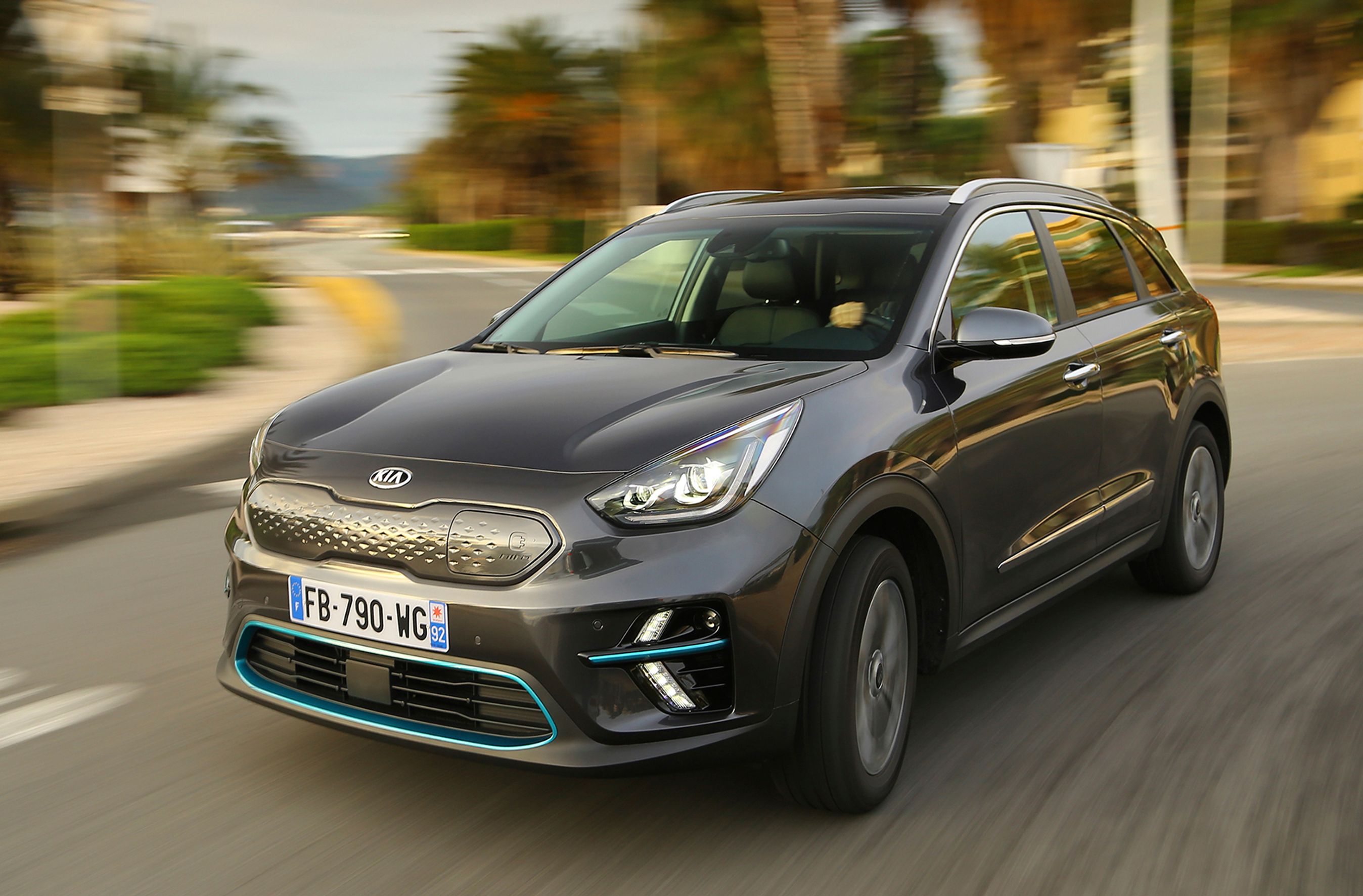 Kia e-Niro er bygget over plugin-udgaven, men har her fået et stort batteri placeret under gulvet. Rækkevidden er op til 455 km.