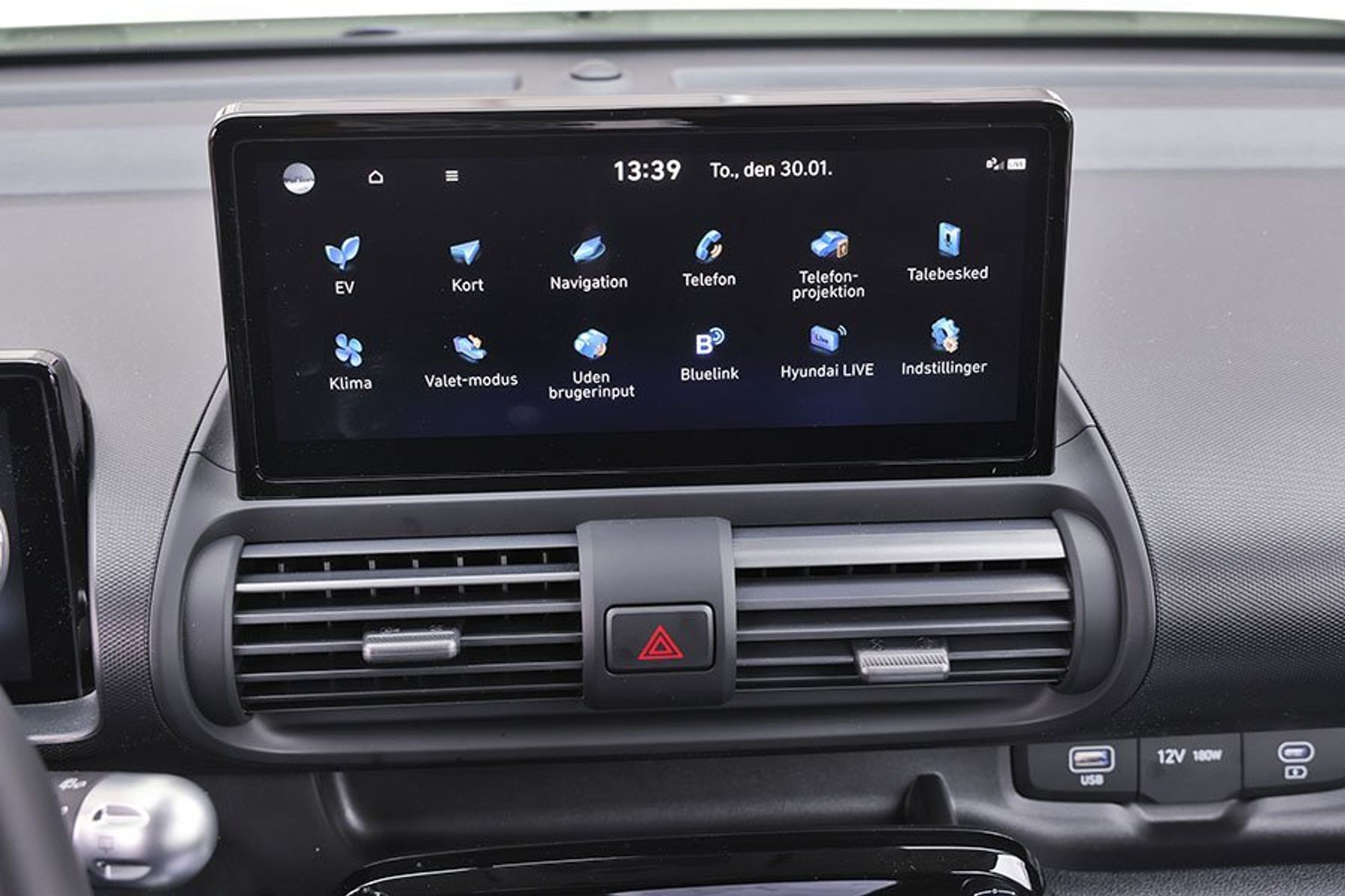 Skærm i midten af kabinen i en Hyundai Inster