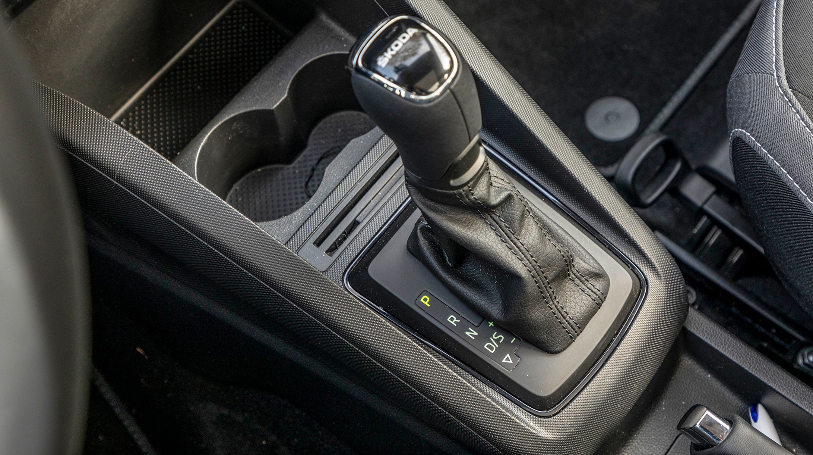 Automatgearet har en merpris på 21.000 kr., men kræver desuden, at man vælger den kraftigste motor. Så den samlede merpris bliver 29.000 kr., og det er lige skarpt nok på så lille en bil. Bemærk i øvrigt den halve kopholder bag gearstangen.