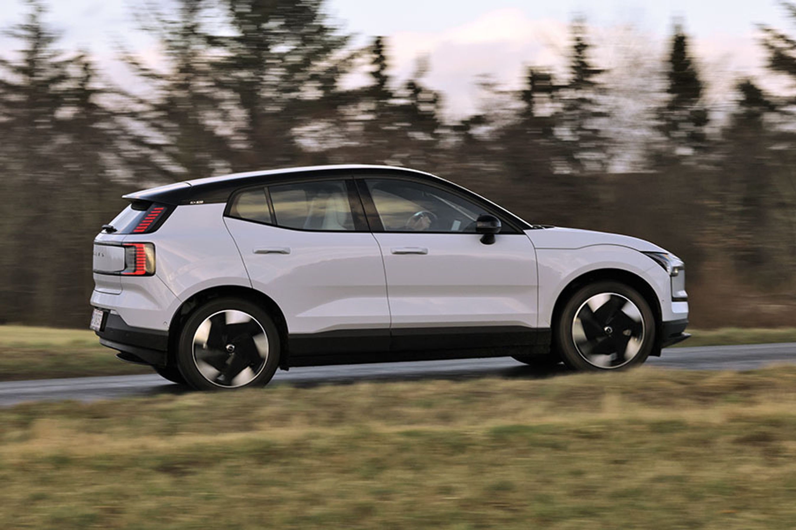 Volvo EX30 er en kompakt model, men akselafstanden på 265 cm er blot fem cm mindre end i den ellers noget større Volvo XC40, der nu har skiftet navn til EX40. Tofarvet lakering er standard på topudgaven, Ultra.