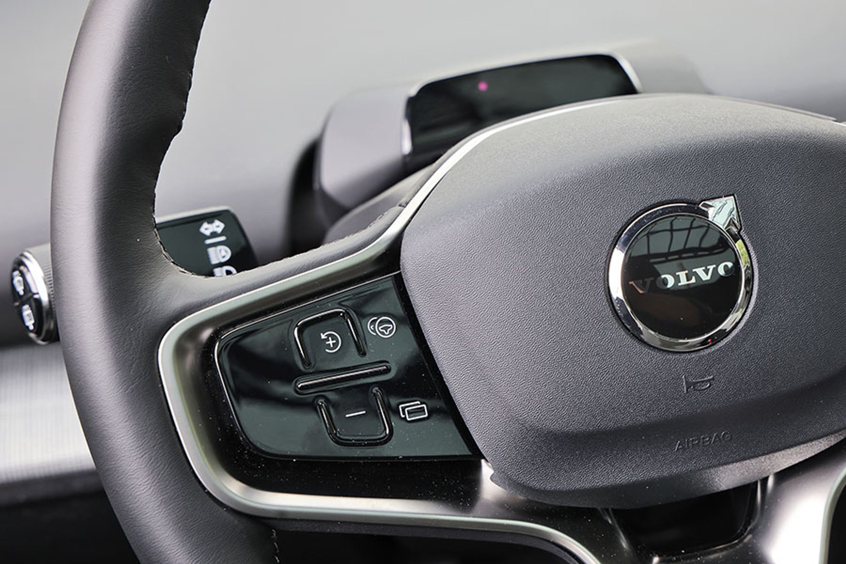 Knapperne på rattet er stærkt forbedret og er nu entydige i funktionen og lette at finde rundt takket være de små forhøjninger. På dette område er bilen nu, som den burde have været ved præsentationen.