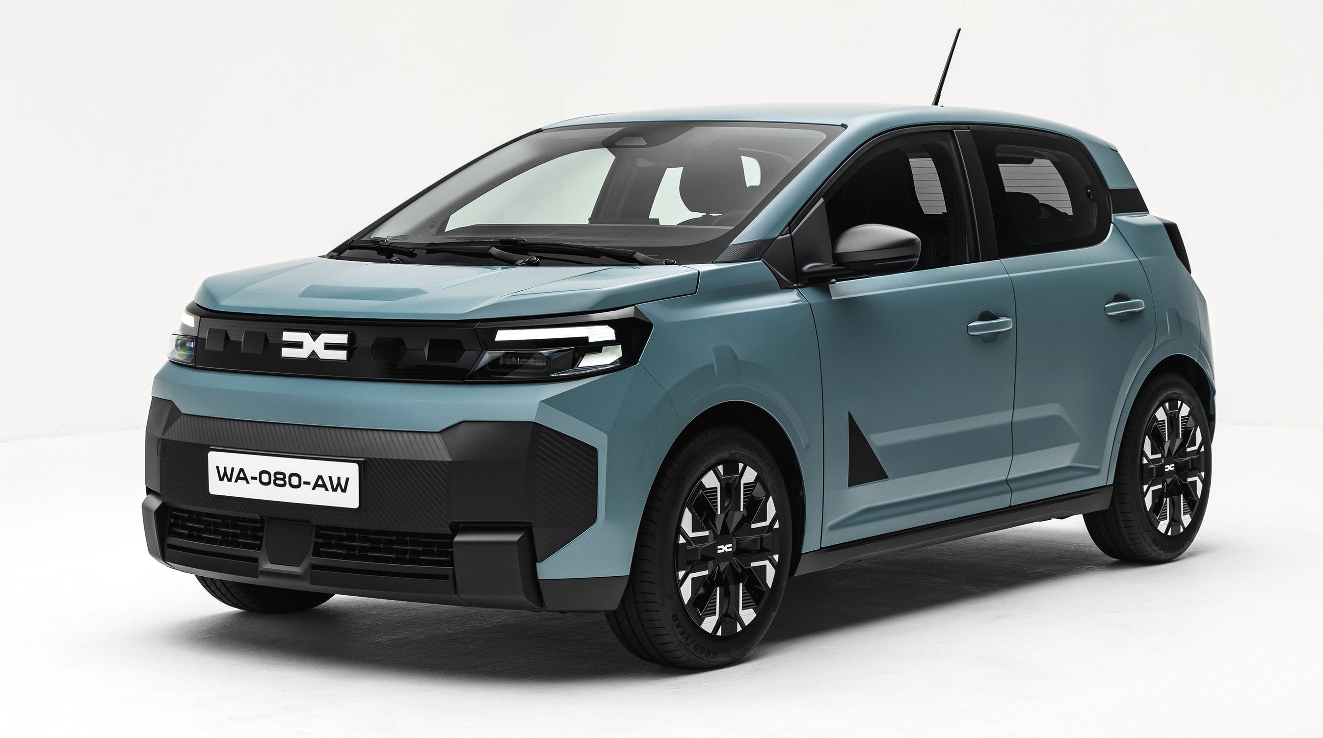 Blålig Dacia spring skråt forfra.