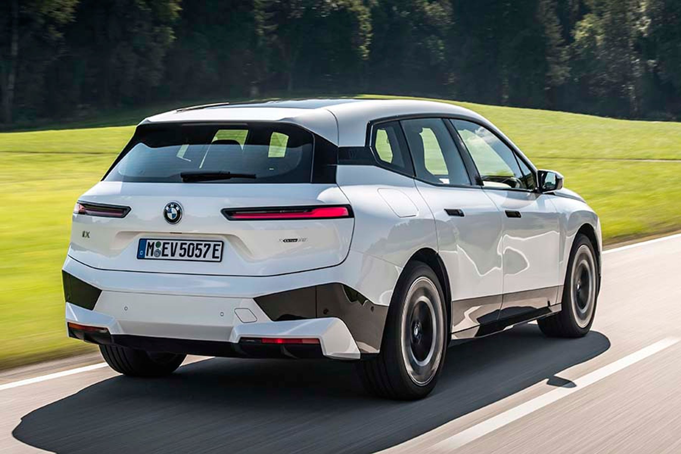 Heller ikke bagfra er man i tvivl om, at her kører en BMW.