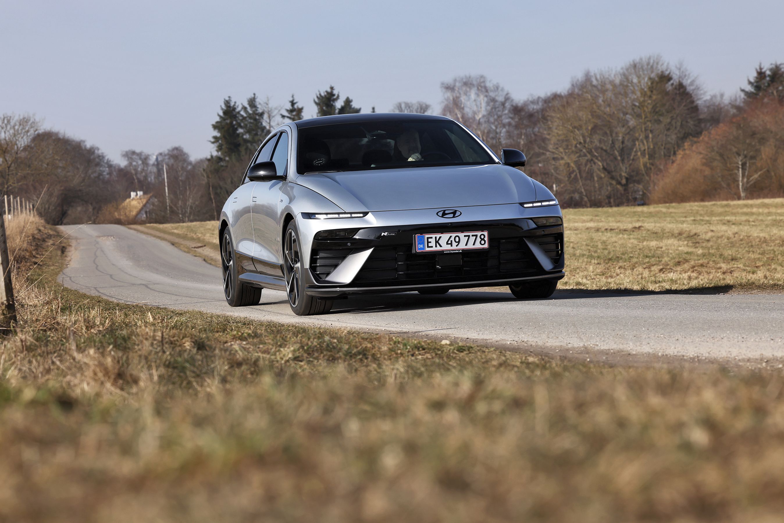 Hyundai Ioniq 6 set forfra, mens den kører på en vej