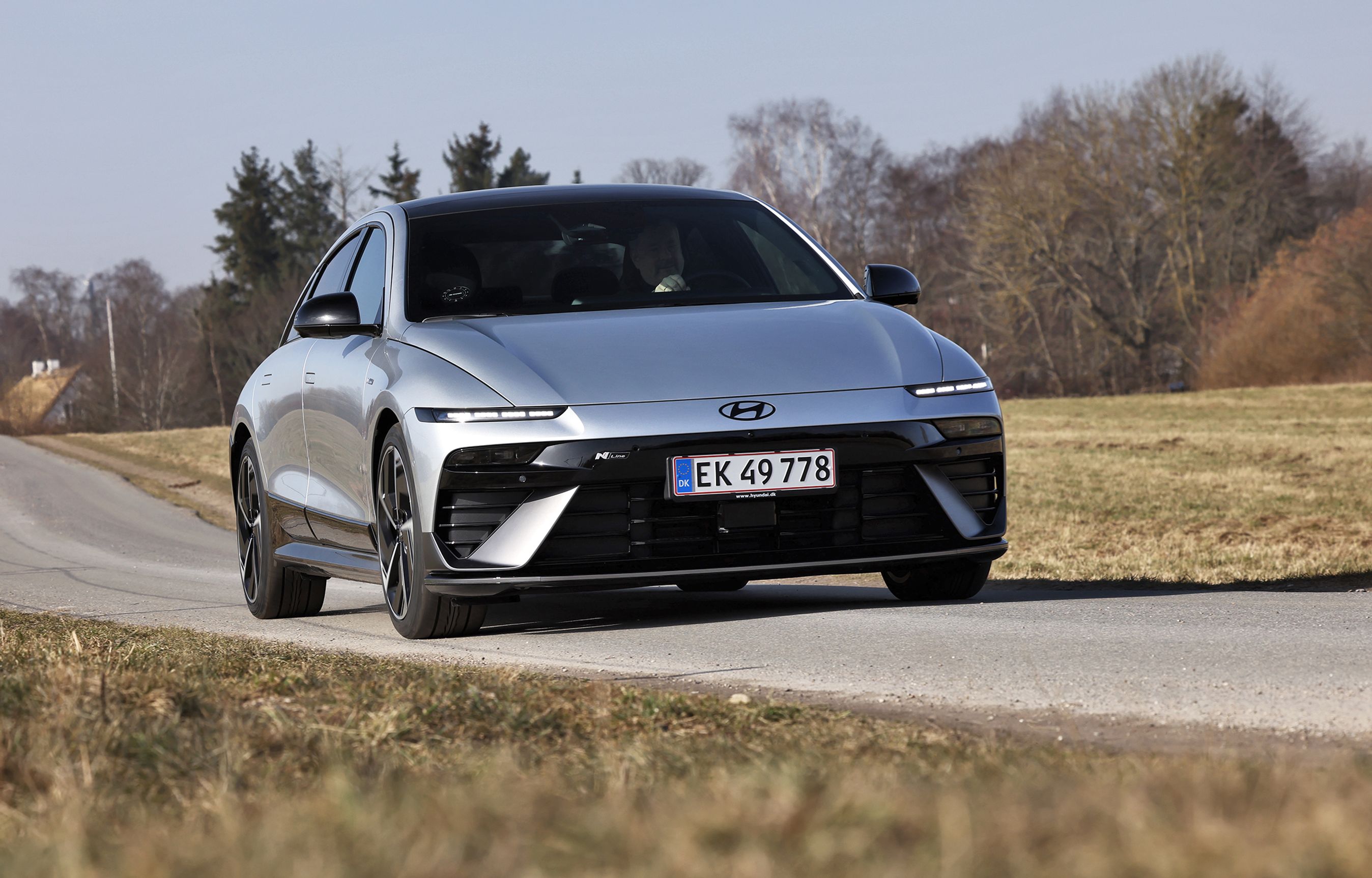 Hyundai Ioniq 6 set forfra, mens den kører på en vej
