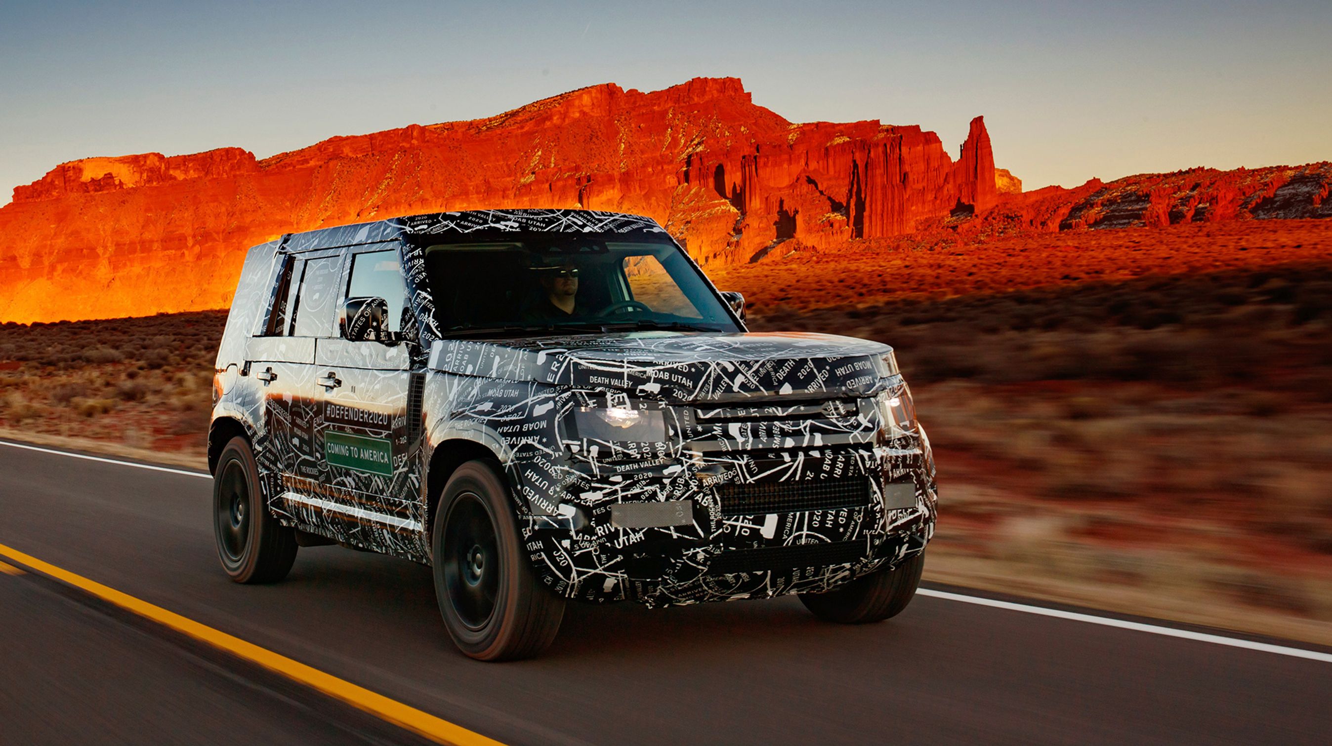 Land Rover Defender kører i Afrika