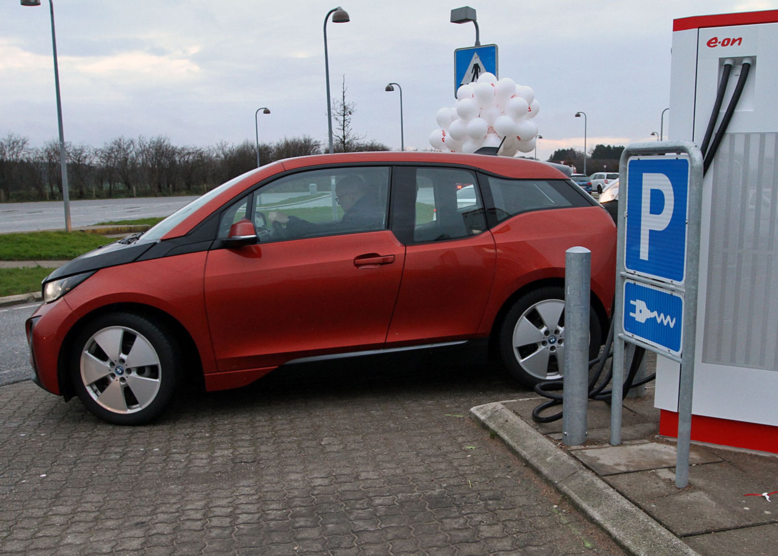 På hver rasteplads er der en lader og to reserverede elbilpladser tæt på servicebygningen.