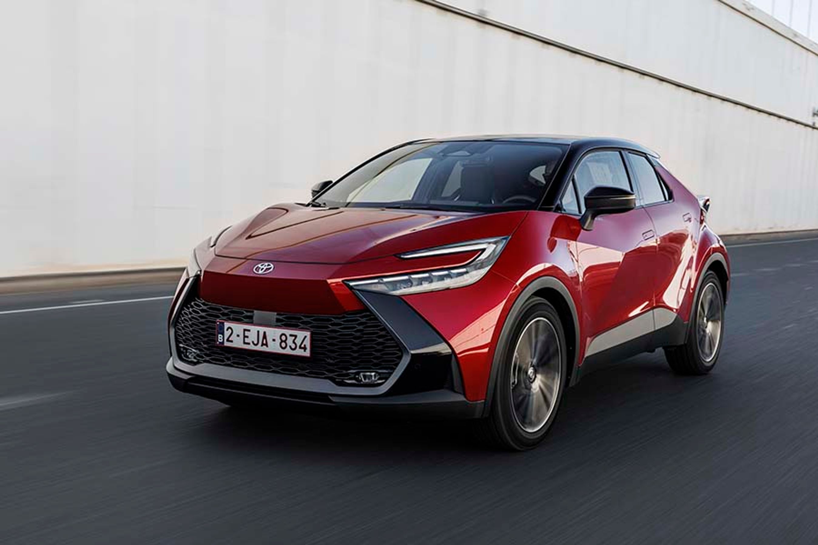 Den anden generation af C-HR er blevet både bredere og lidt kortere. Det er især udhænget foran, som er blevet kortere, så akselafstanden og kabinepladsen er den samme som før.