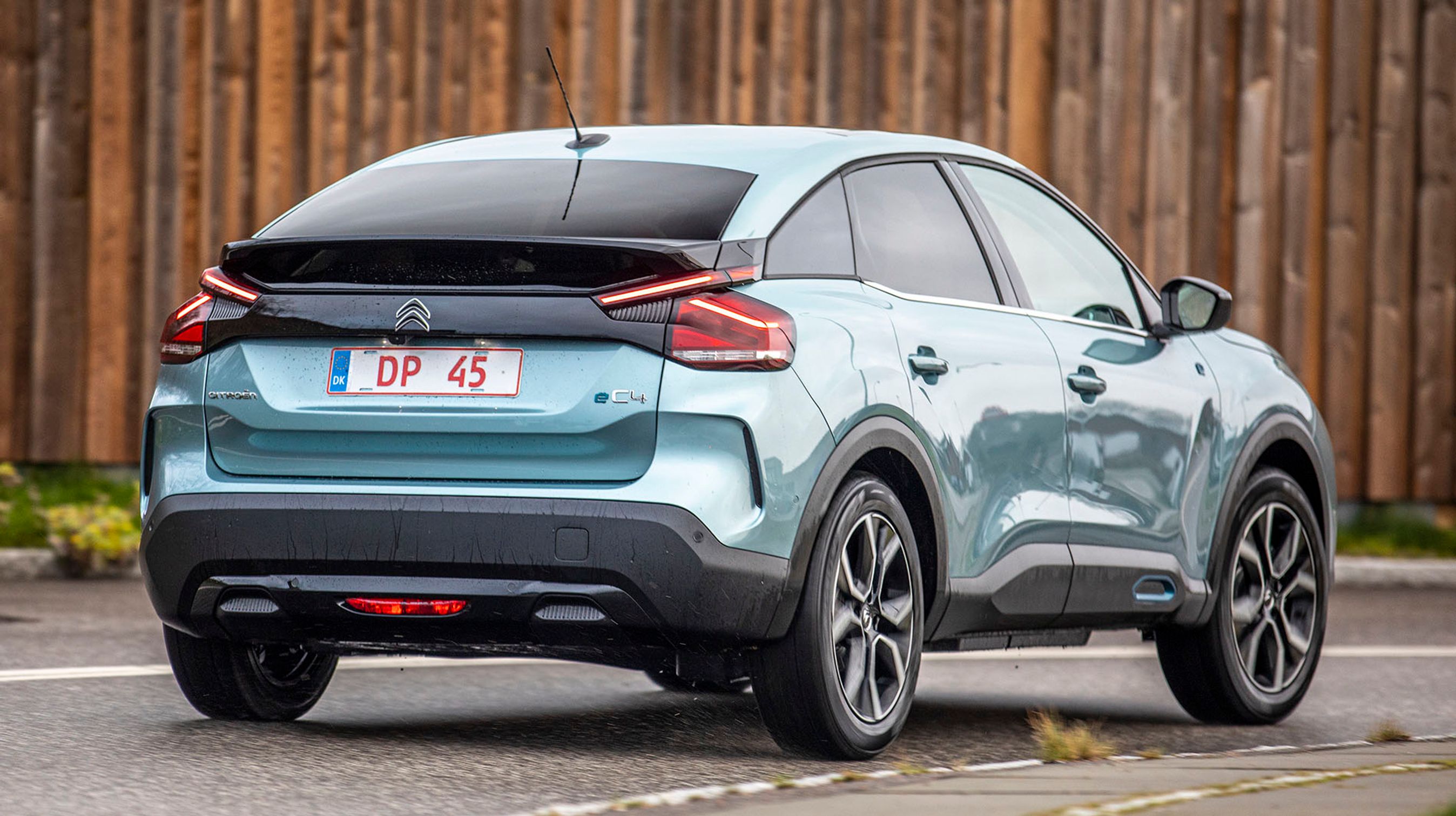 Taget glider helt rent over i bagruden foroven, mens spoiler og baglygter i den grad leger med formerne. Det lille knæk i rudekanten bag bagdørene minder om flere tidligere Citroën-modeller som f.eks. XM.