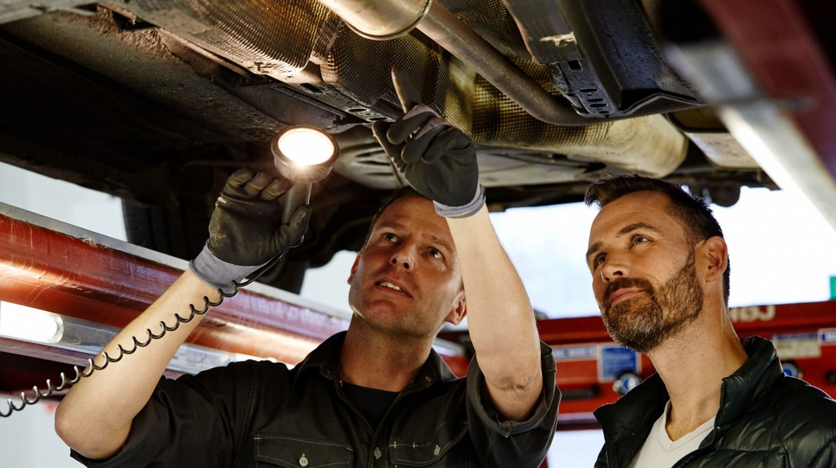 FDM medarbejder kontroller bil for rustbeskyttelse